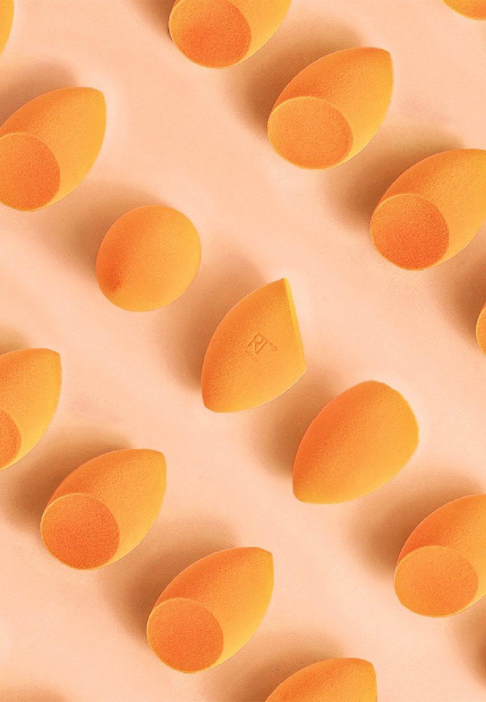 Orangea sminksvampar ligger på plan yta