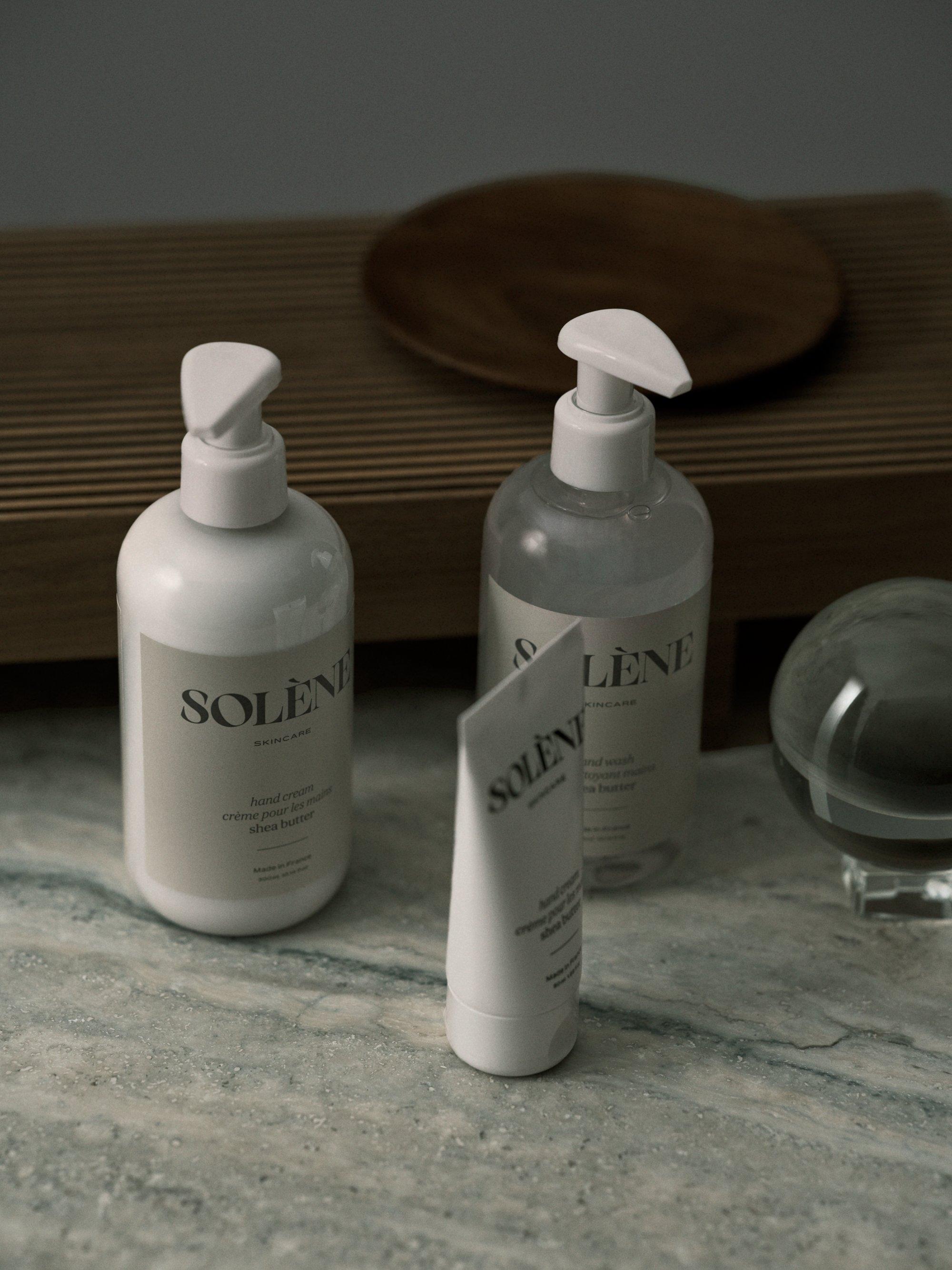 Bodylotion l i genomskinlig pumpflaska