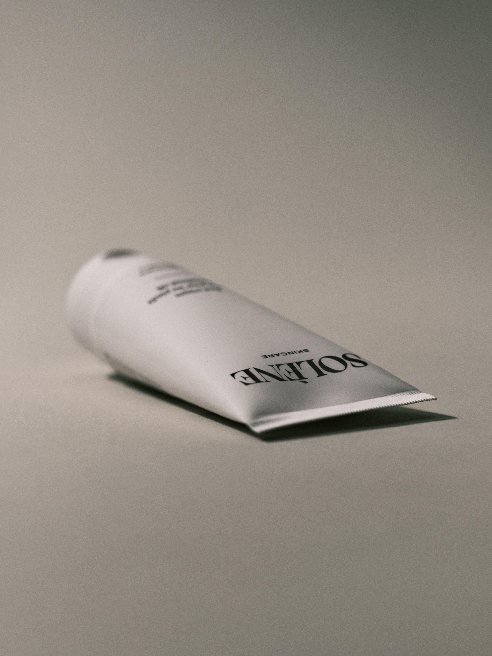 Suddig bild på två staplade tuber