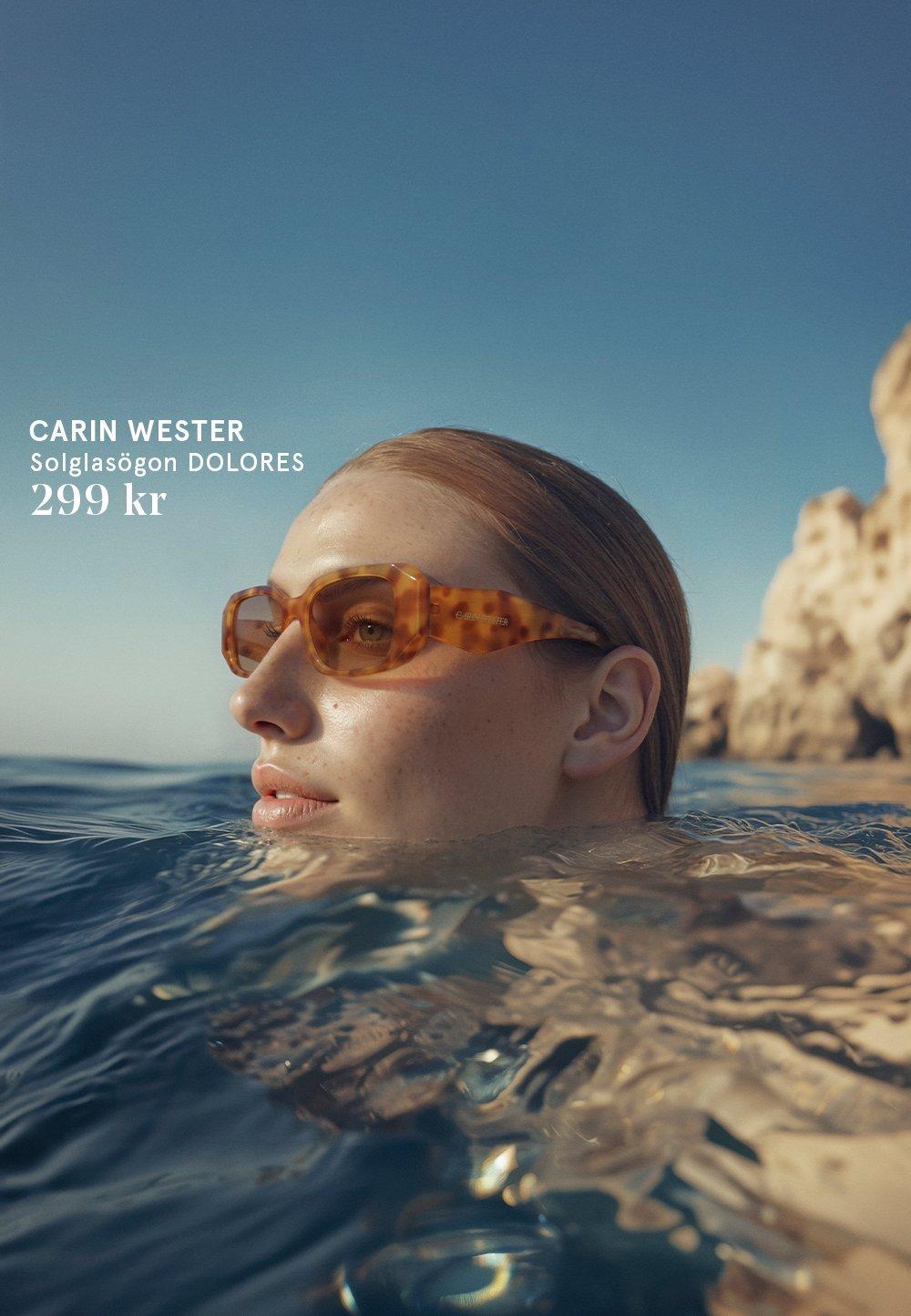 modell med solglasögon i vatten