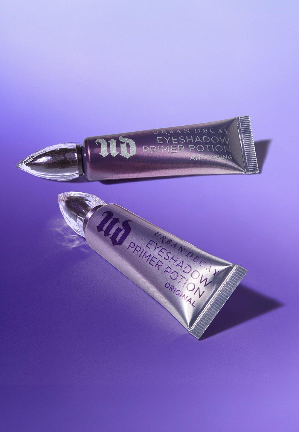 Två ögonskuggsprimers ligger på en lila yta.