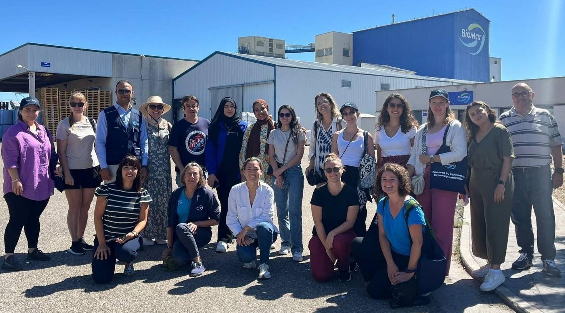 Grupo de mujeres frente a la fábrica de BioMar