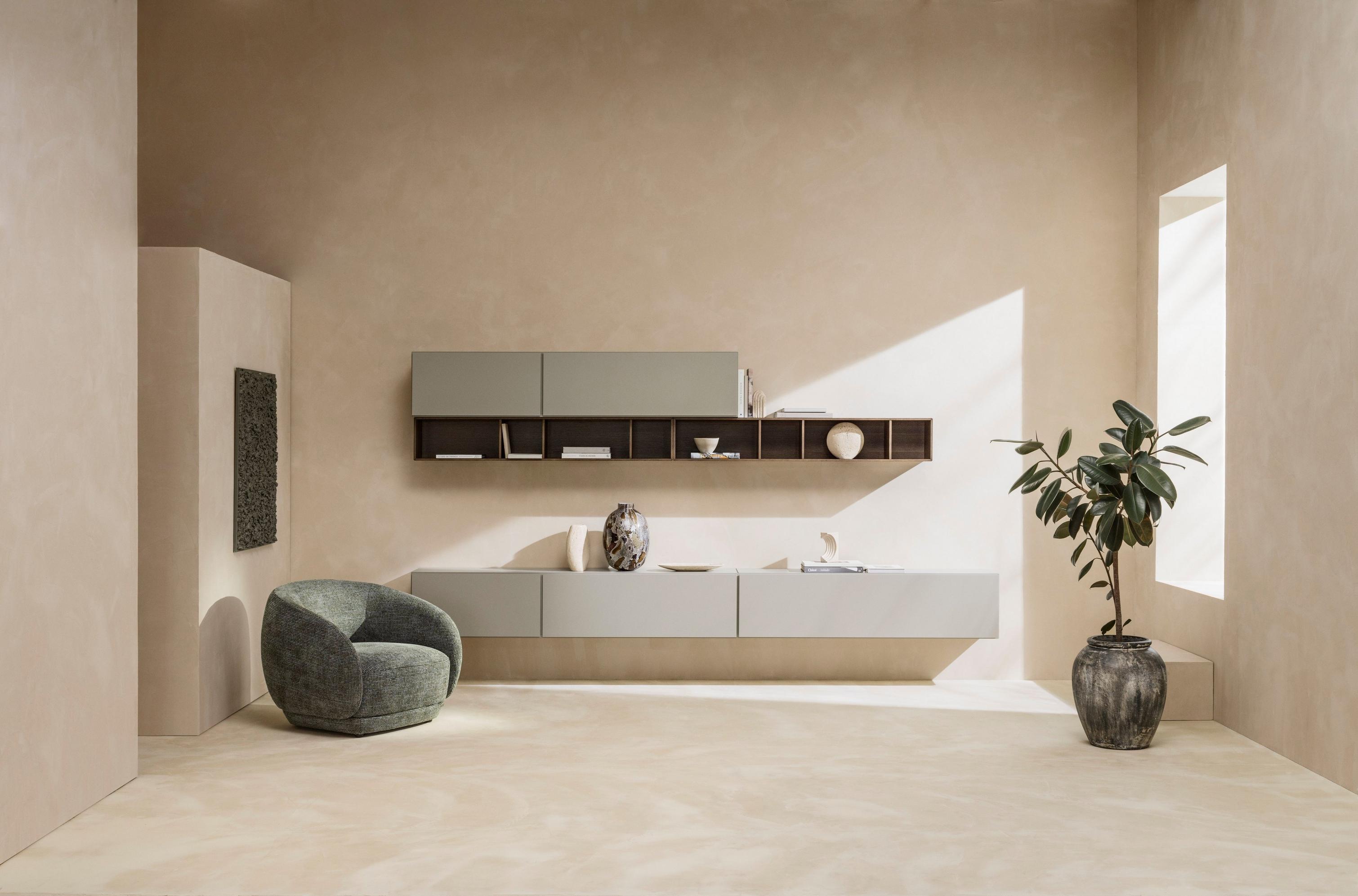 Уютная гостиная с креслом Bolzano с поворотным основанием и мебелью для хранения Lugano.