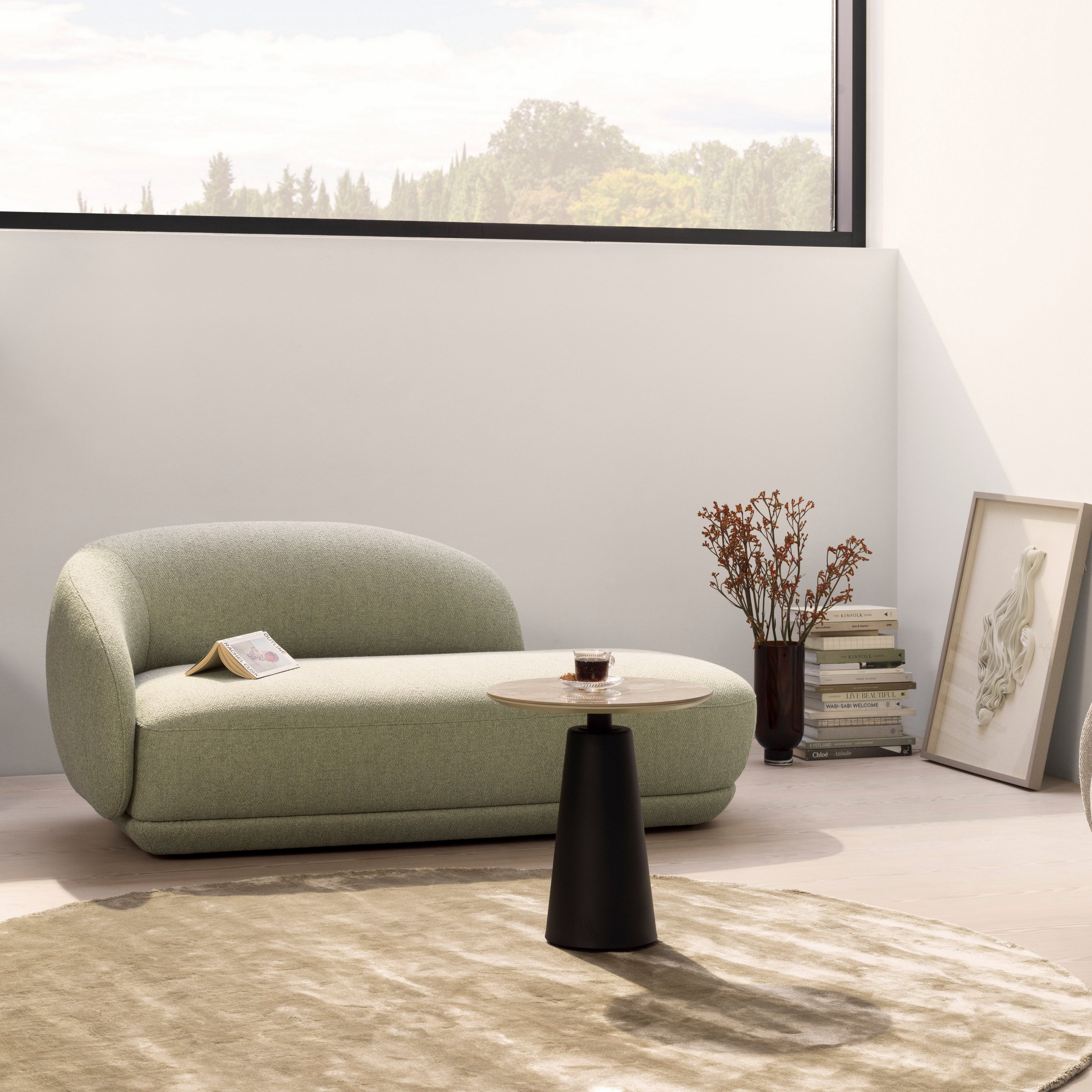 在靜謐客廳中有採用淺綠色 Lazio 布料的 Bolzano 躺椅。