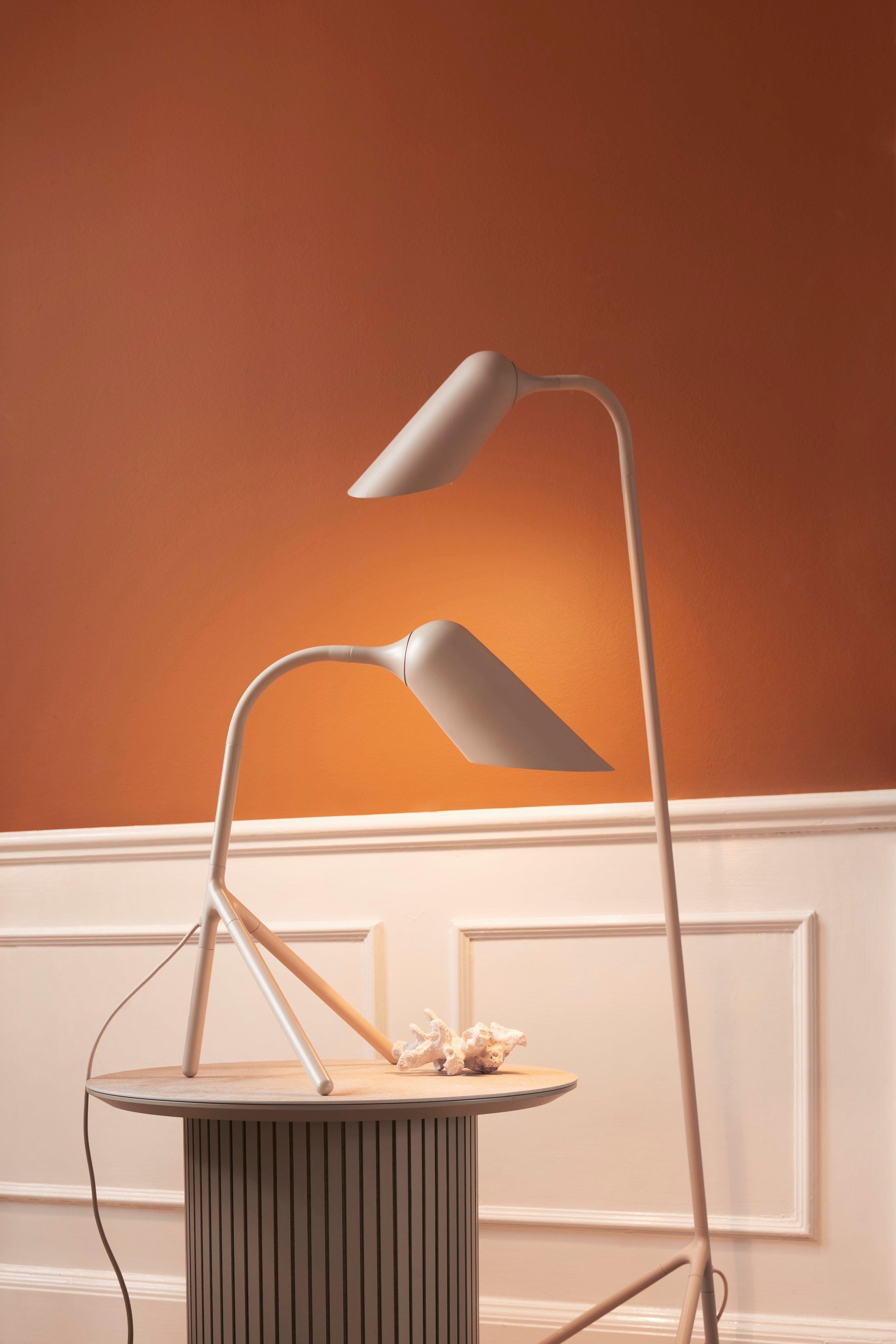 Disposition de la lampe de table Curious et du lampadaire Curious.