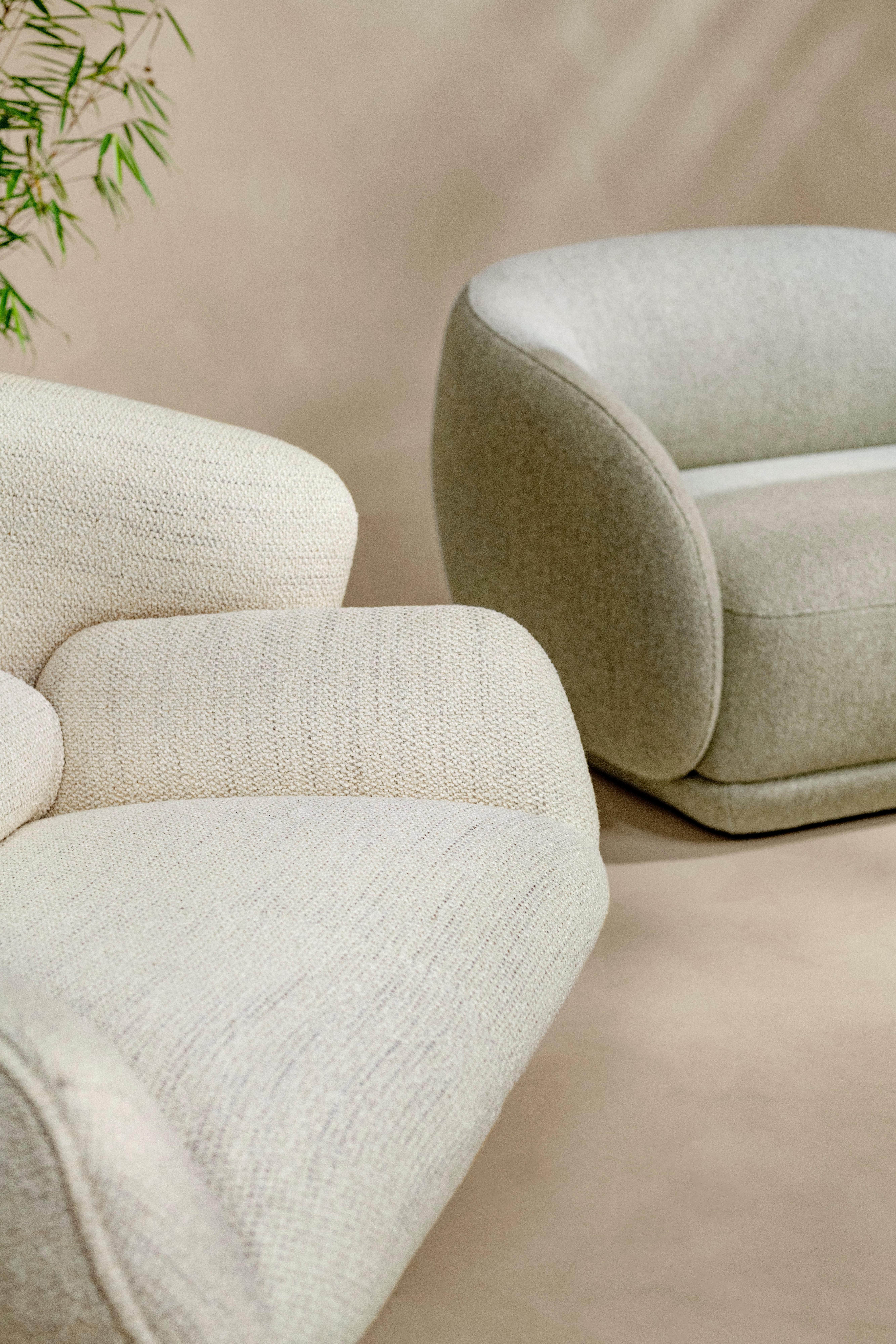 Fotel Fusion tapicerowany białą tkaniną Lazio w połączeniu z szezlongiem Bolzano w jasnozielonej tkaninie Lazio.