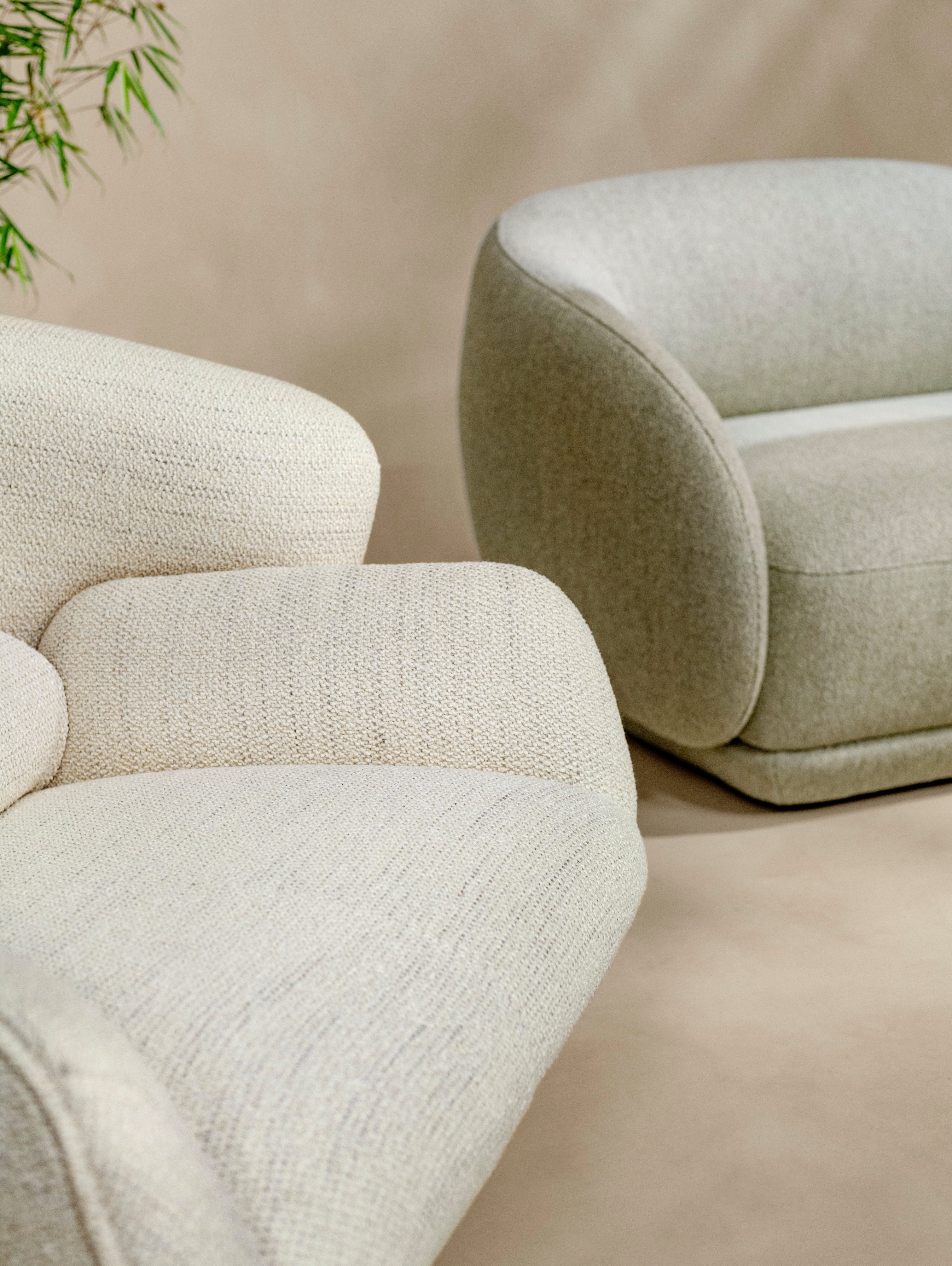 白色 Lazio 面料 Fusion 椅，搭配浅绿色 Lazio 面料的 Bolzano 躺椅沙发。