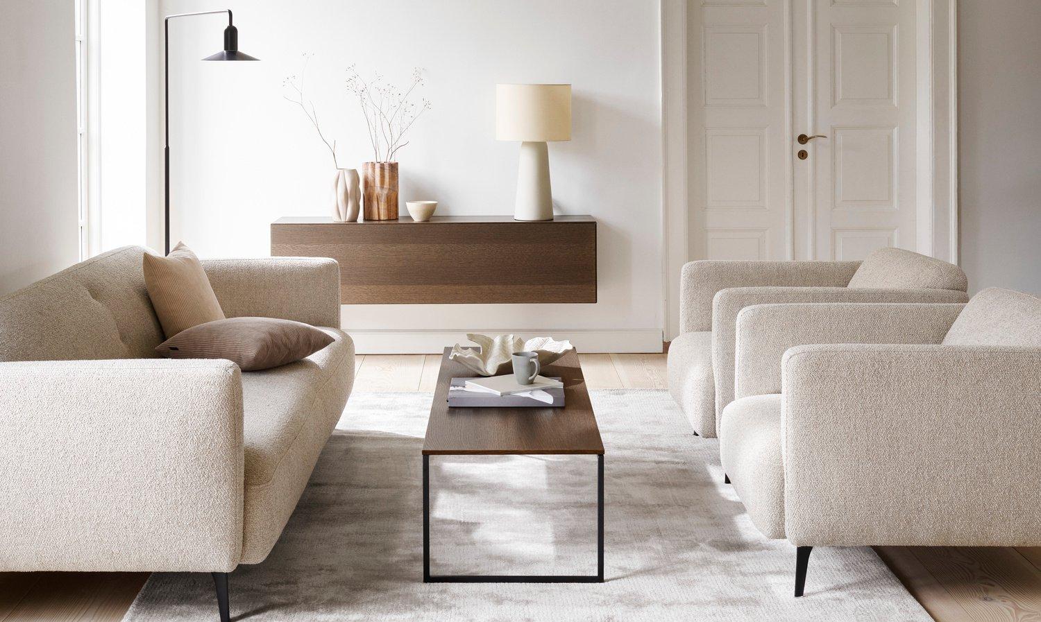 Le canapé Modena 3 places en Lazio beige avec le fauteuil Modena et la table basse Lugo.