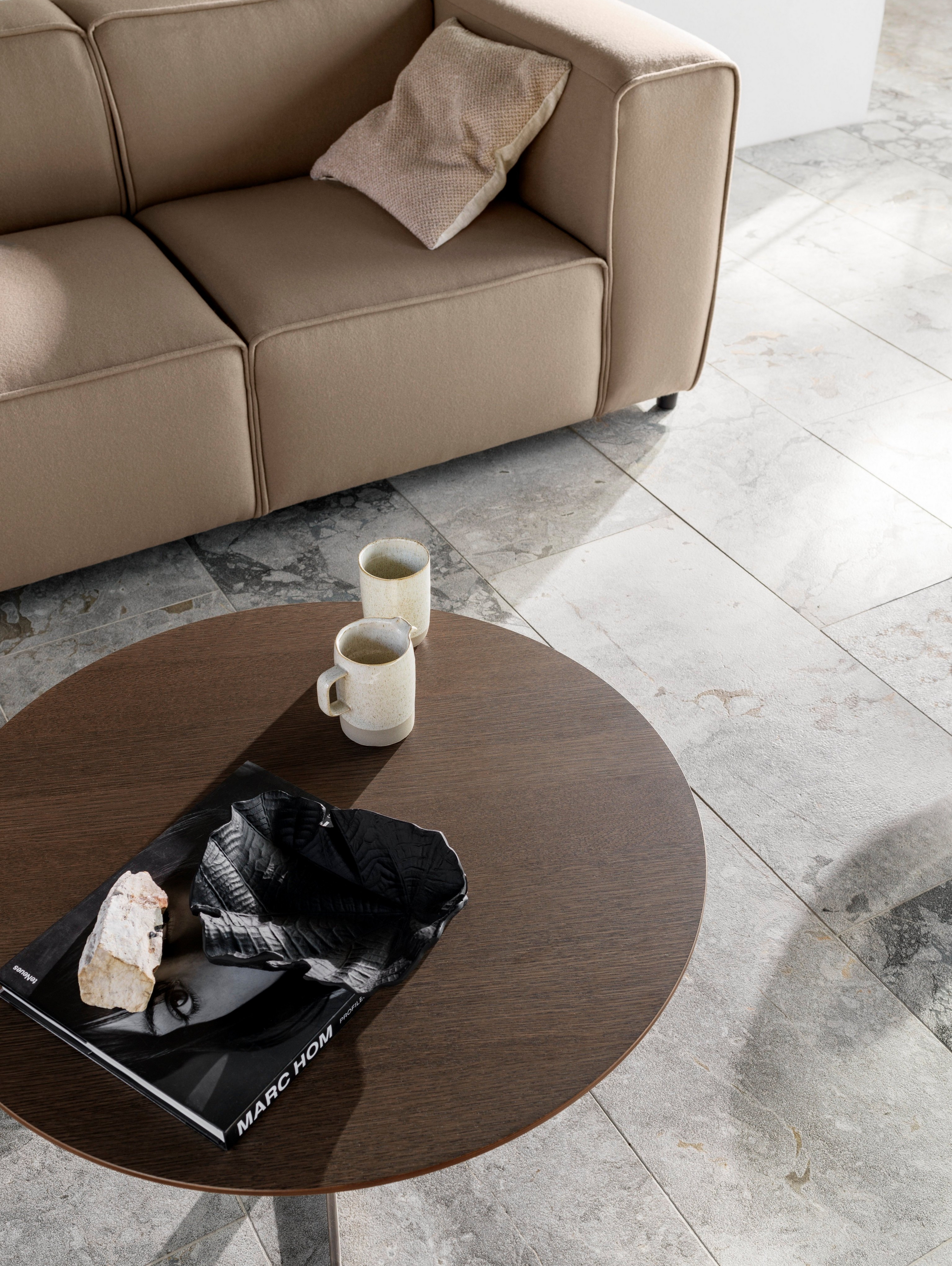 Sofa Carmo tapicerowana szarą tkaniną Wellington ze stolikiem kawowym Sevilla.