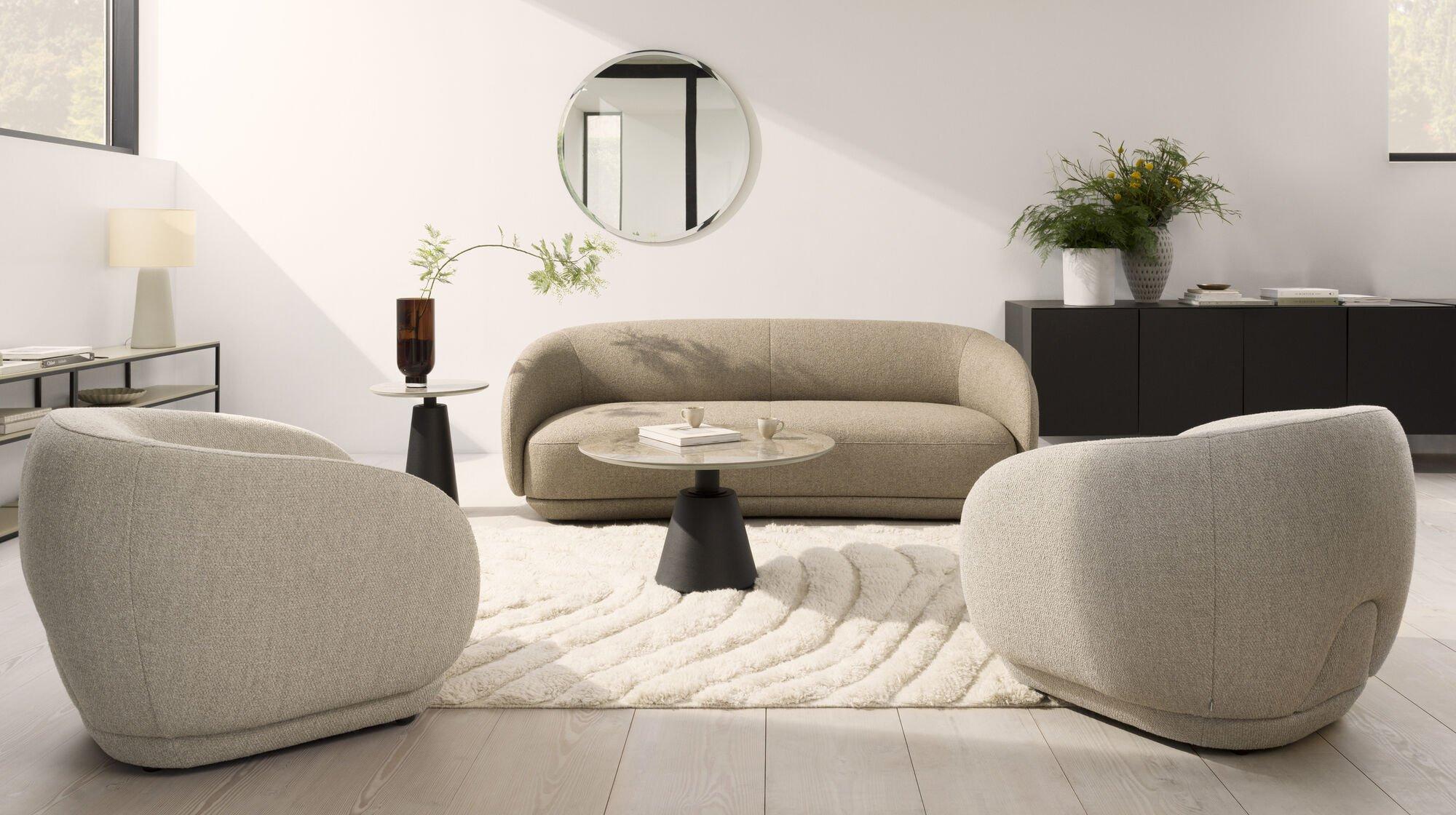 Modernt vardagsrum med soffan Bolzano i brunt Lazio-tyg.
