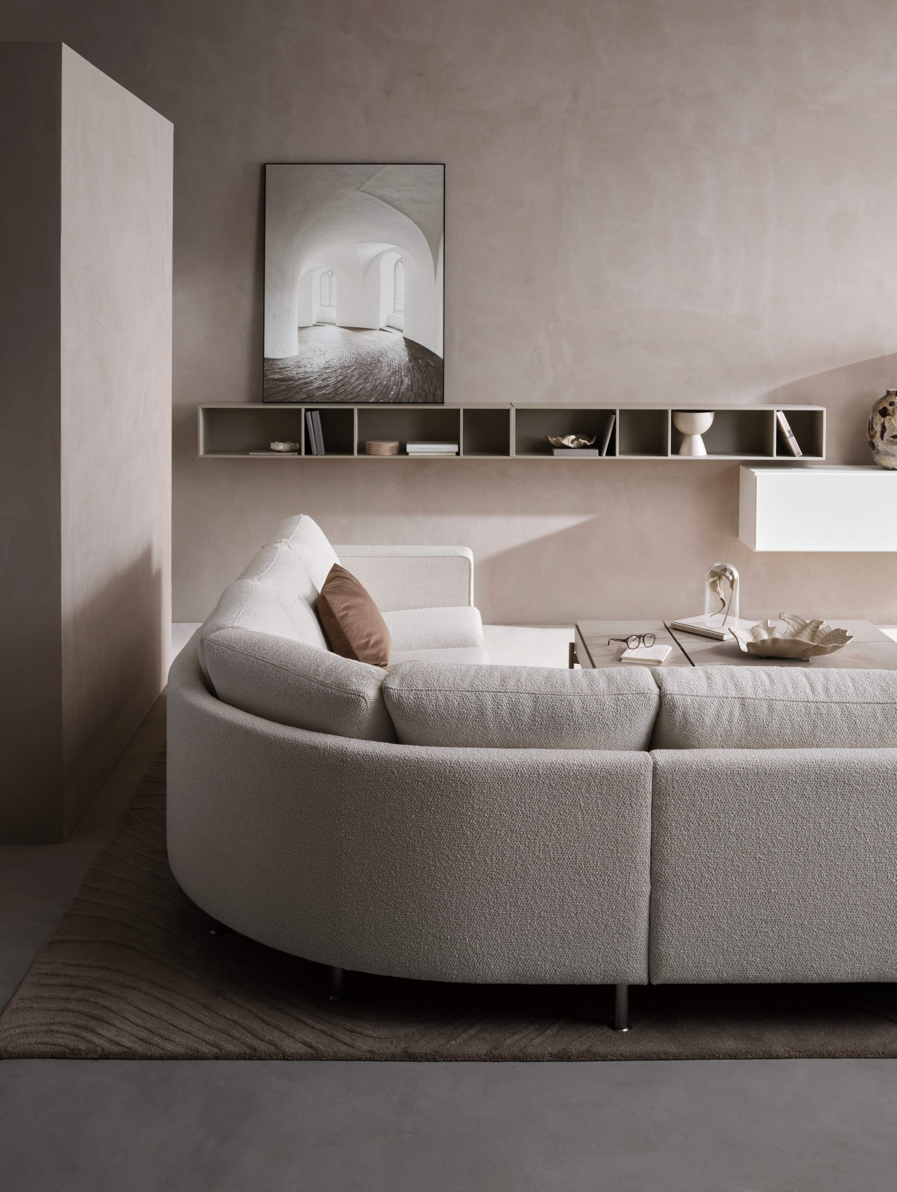 A imagem apresenta o sofá de canto Indivi numa sala pequena.