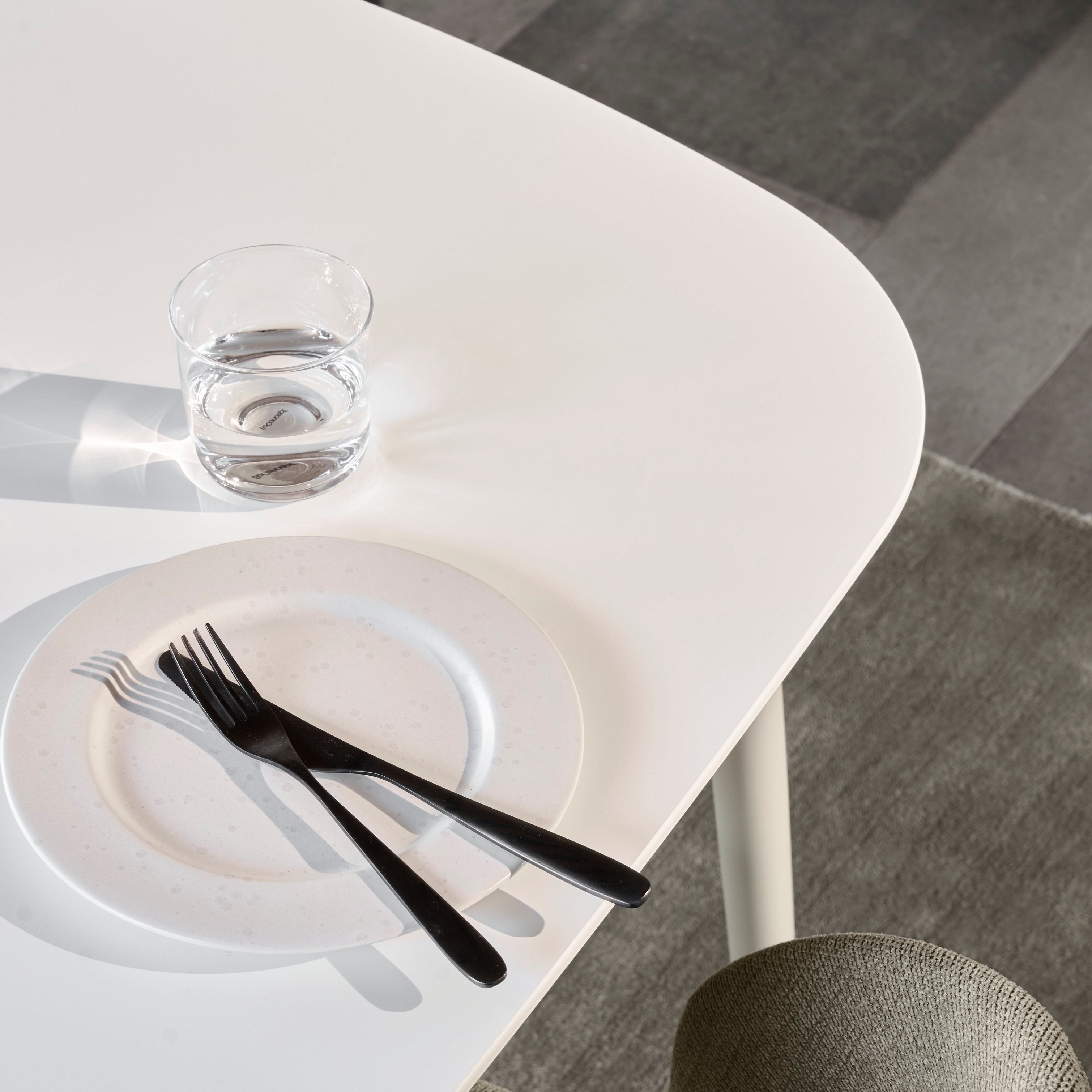 Configuración de comedor con un vaso de agua sobre la mesa de comedor Kingston