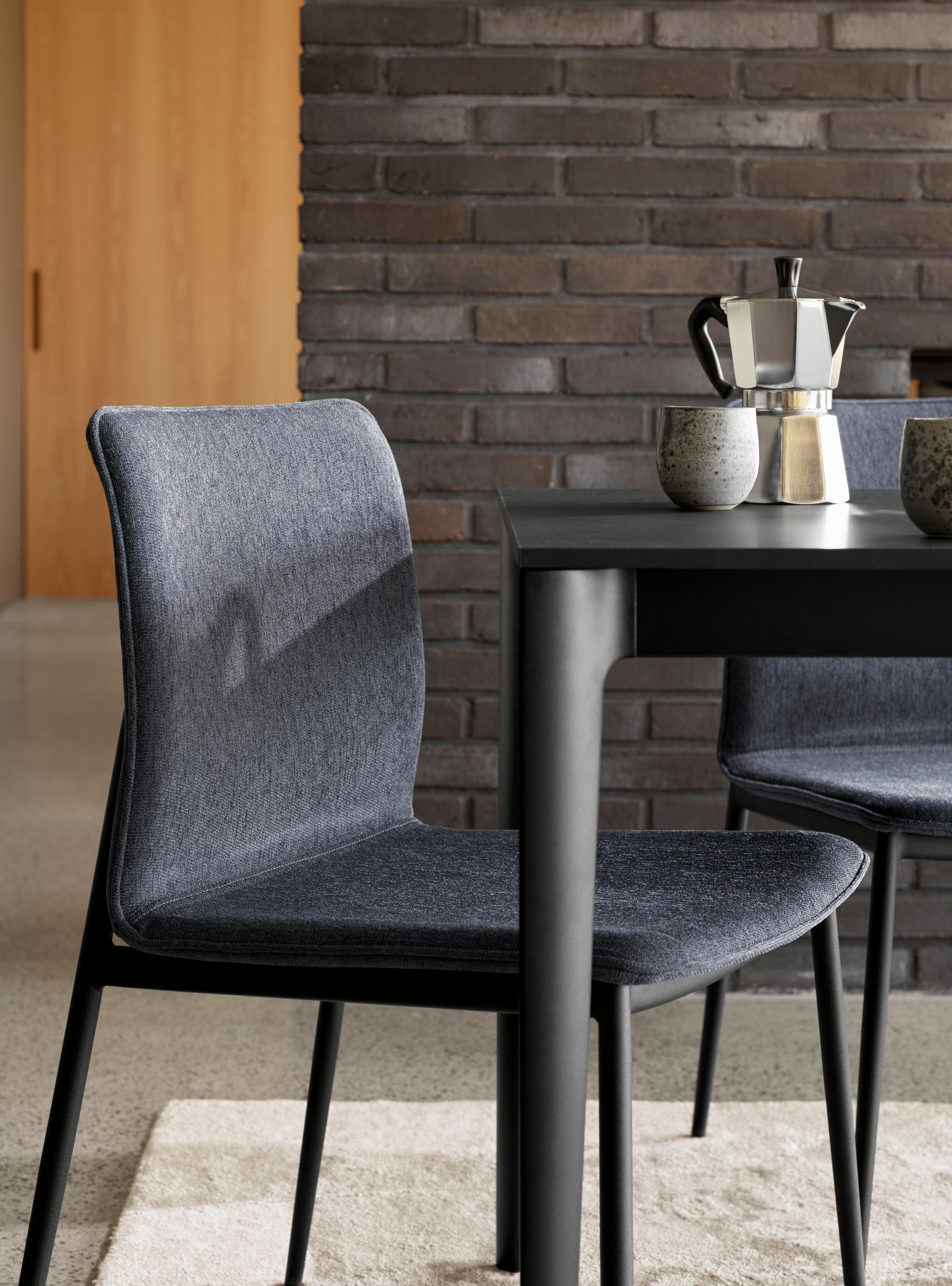 Silla Newport junto con mesa de comedor en un espacio