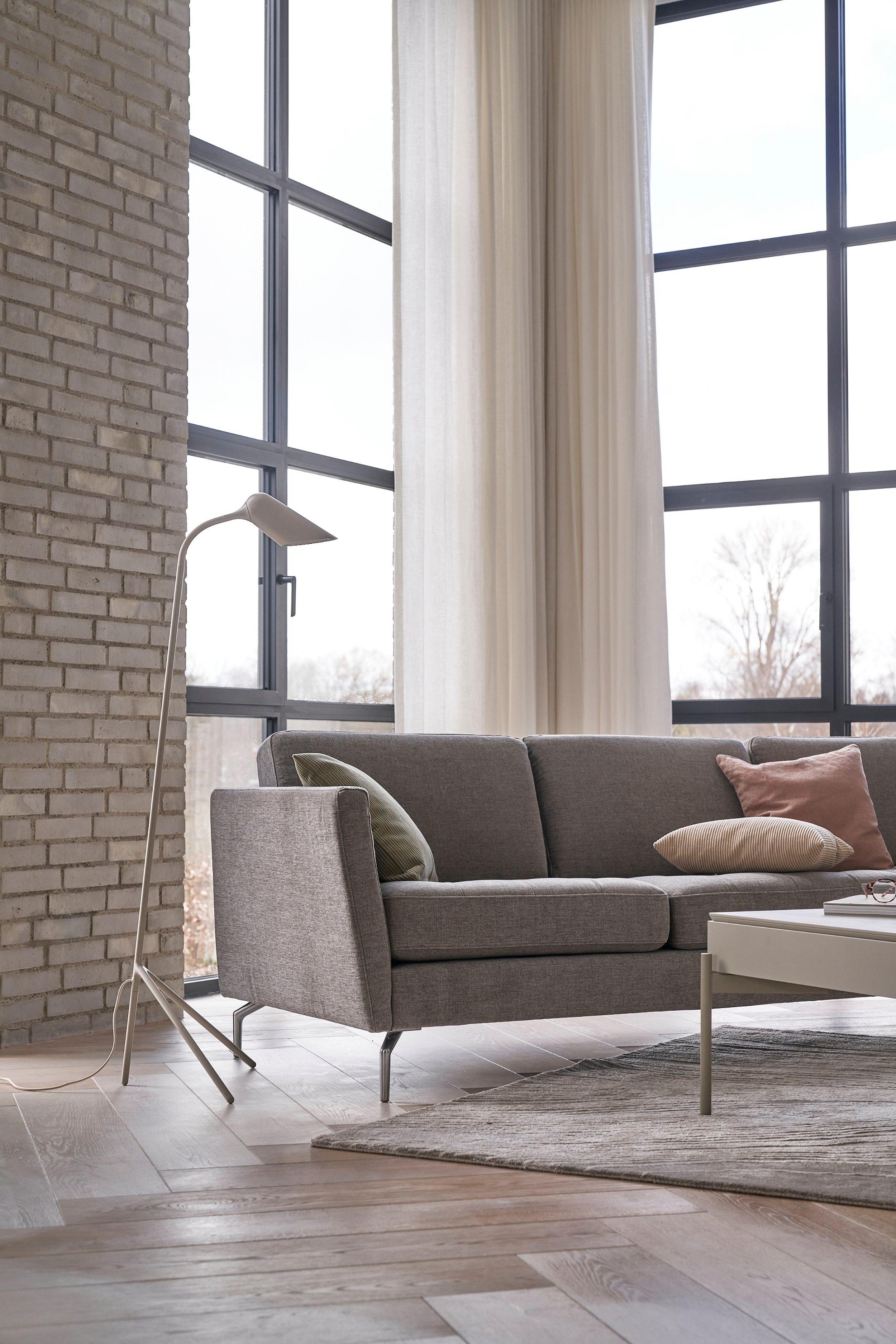 Pohovka Osaka z látky Tomelilla v šedé barvě.