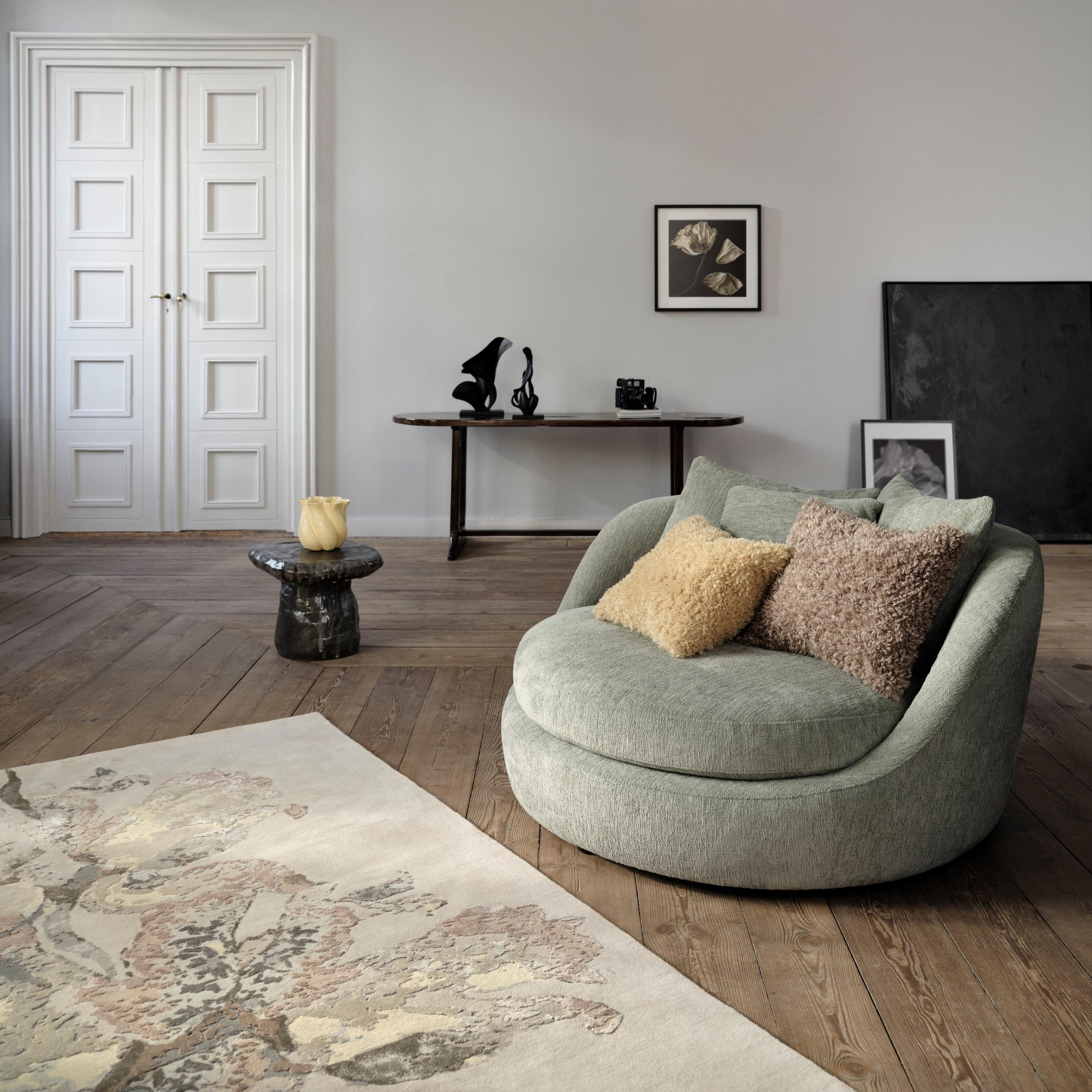 Interior with beige Flora 7 rug, black Flora 4 and Flora 5 sculptures, Flora 8 artwork, Flora 6 vase, and golden and latte Teddy cushions.