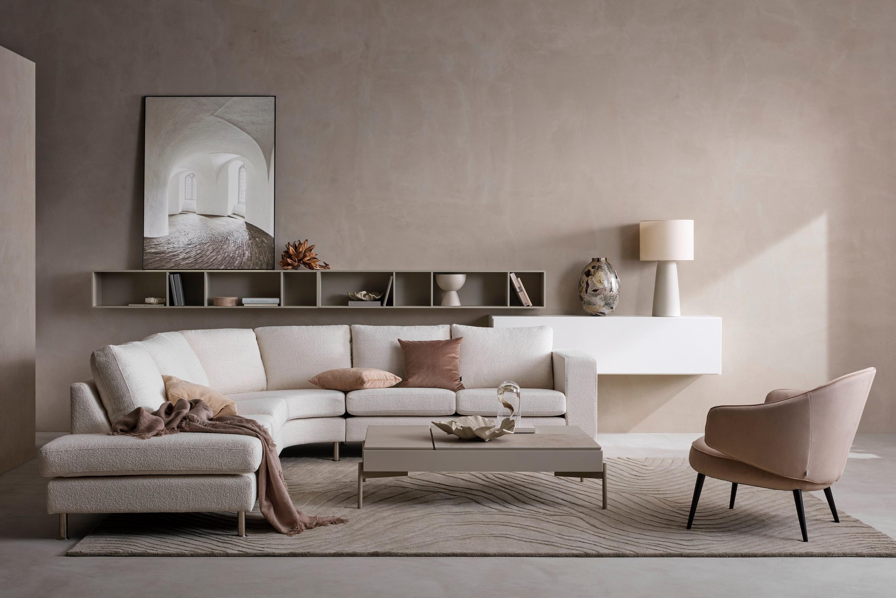 附圓形躺椅的米色 Lazio 布料 Indivi 沙發，搭配有收納空間的 Chiva 咖啡桌。