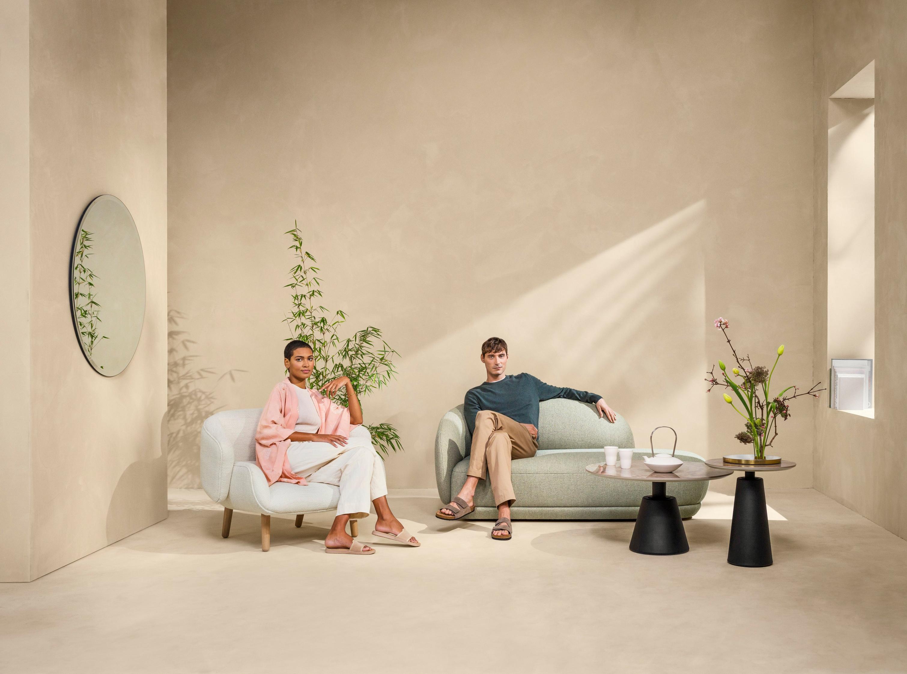 Japandi-inspireret stue med Bolzano chaiselong og Fusion stol.