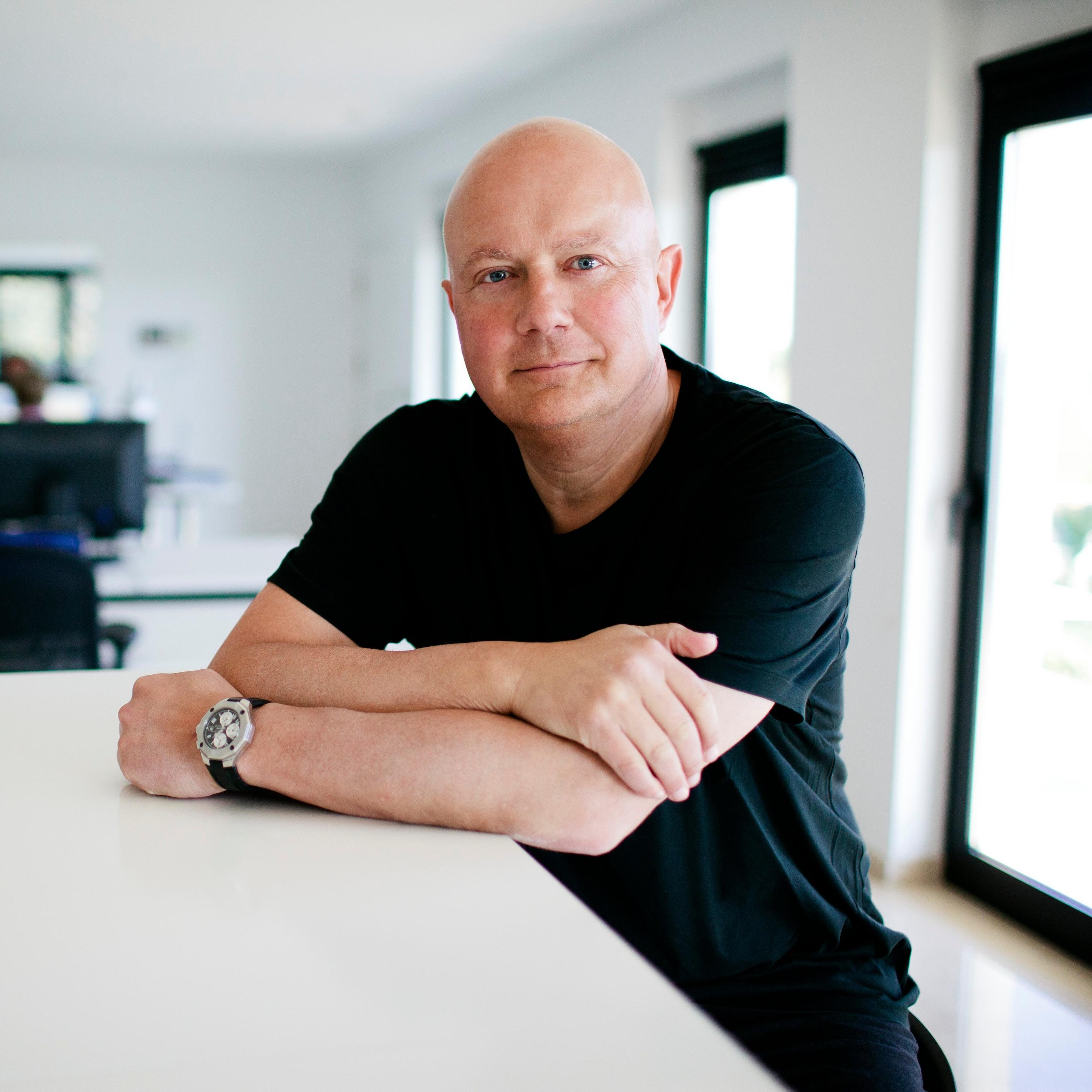 Suunnittelija Morten Georgsen seisoo pöydän ääressä muotoilustudiossa