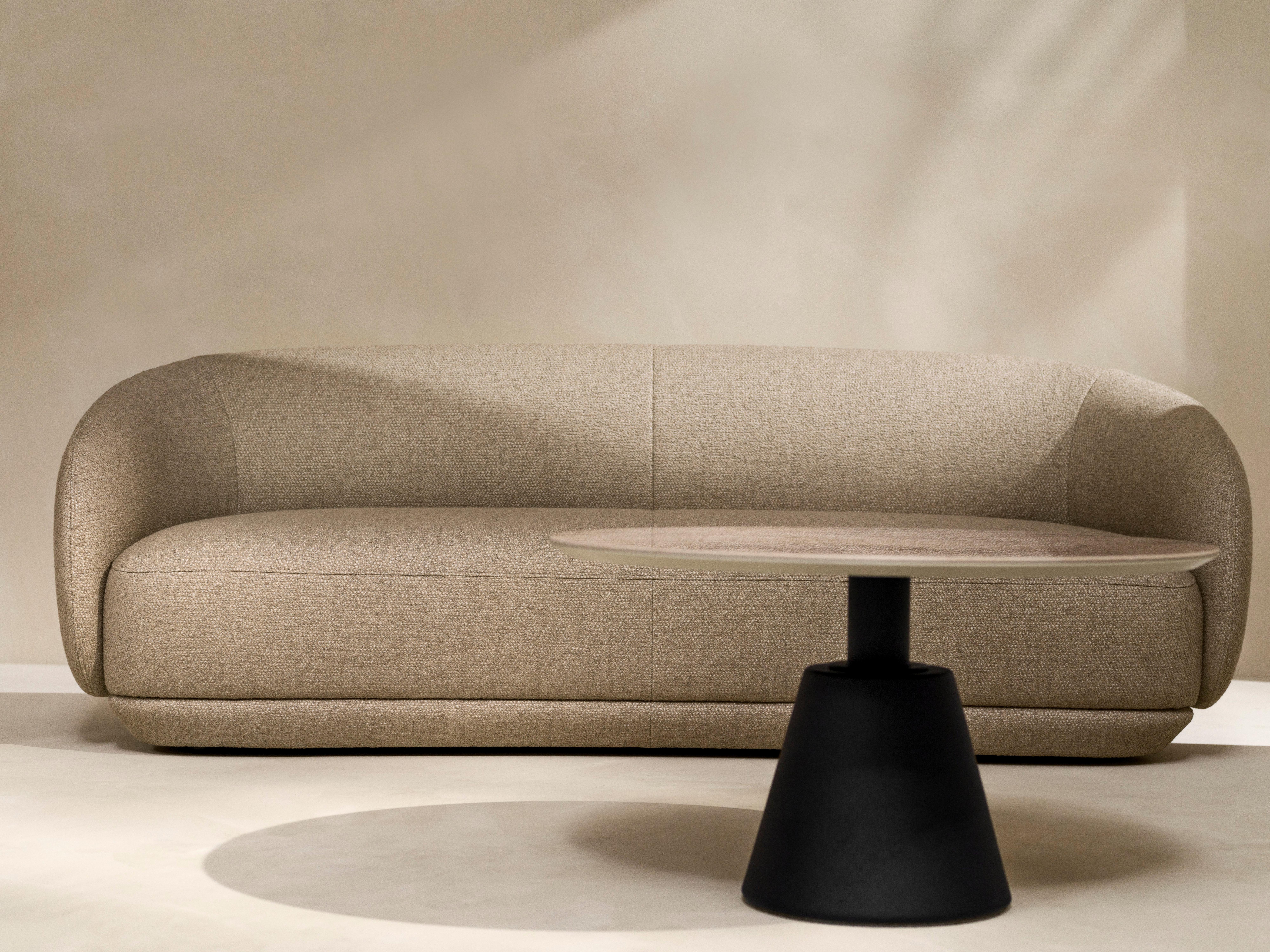 Ο καναπές Bolzano σε ένα όμορφο, απλό δωμάτιο με το τραπέζι σαλονιού Madrid.