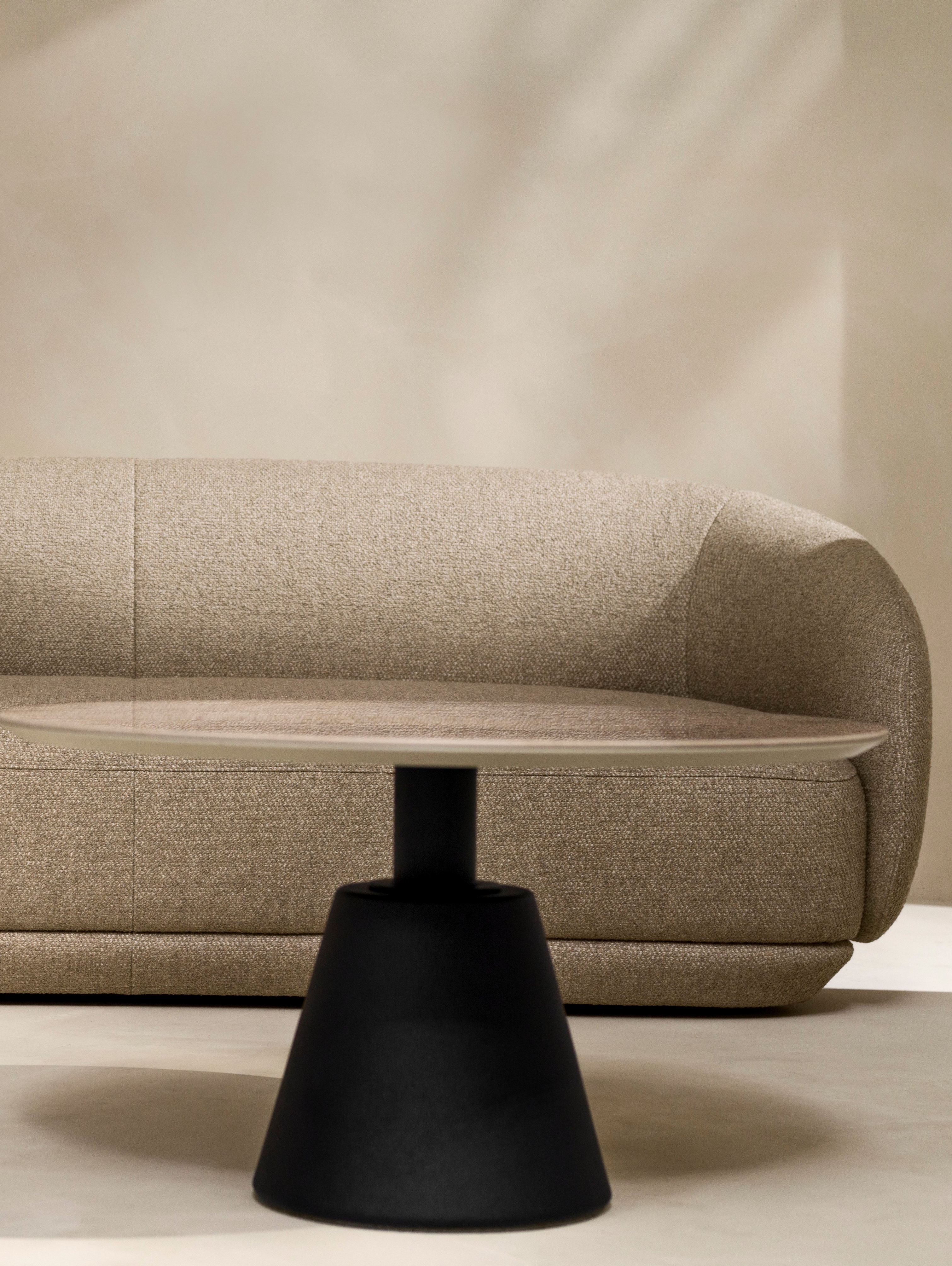 Bolzano-sohva kauniissa yksinkertaisessa huoneessa Madrid-sohvapöydän kanssa.