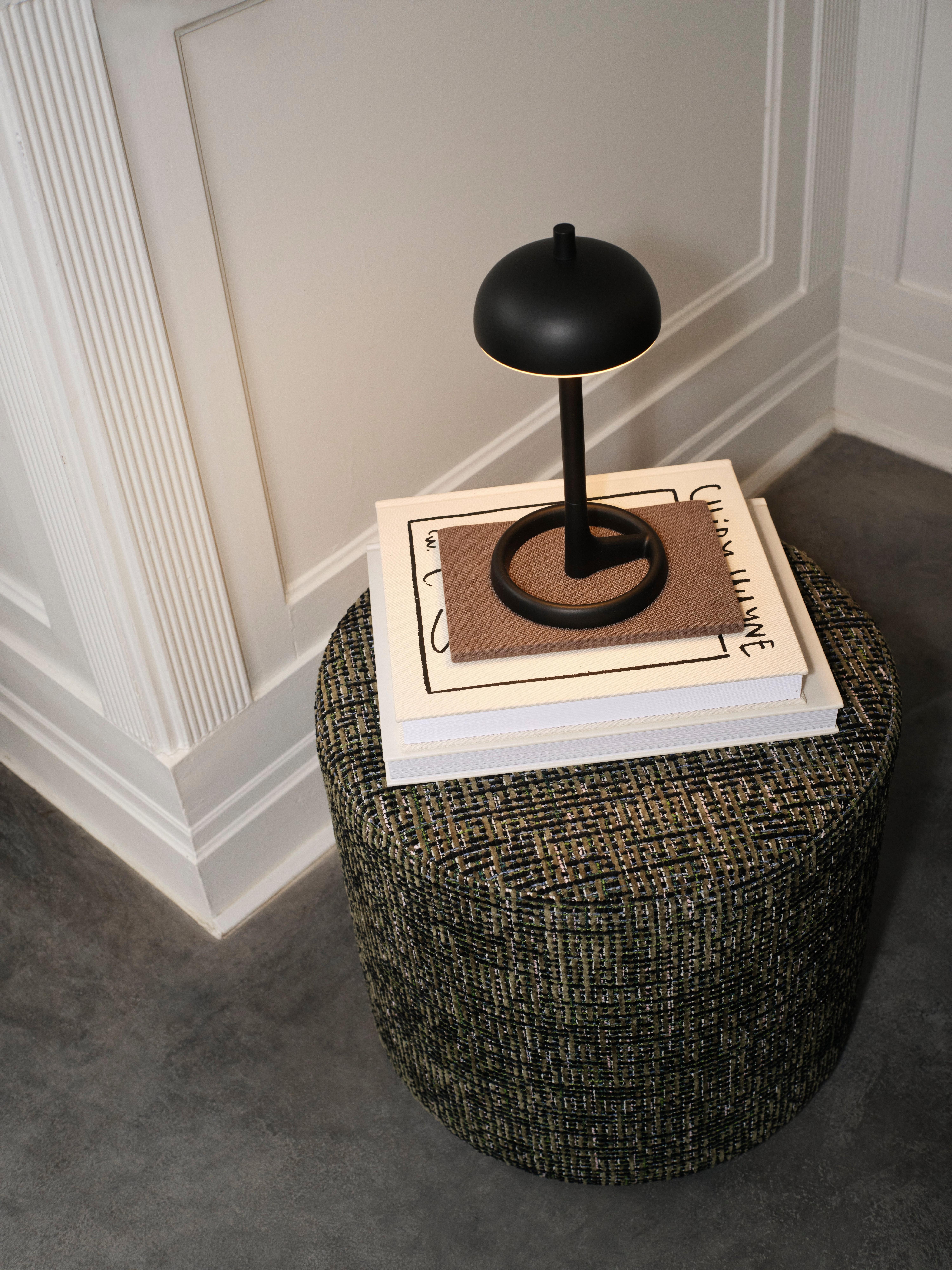 Sala luminosa y diáfana llena de regalos.