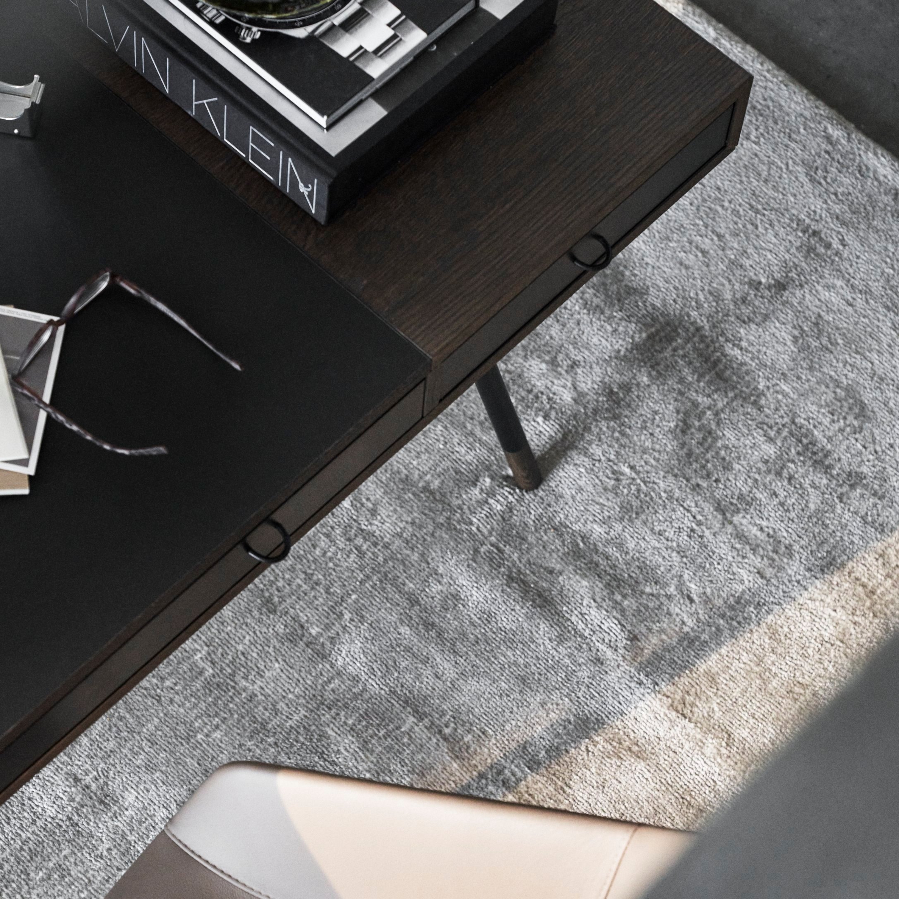 Cupertino Schreibtisch mit dunklem Eichen-Furnier