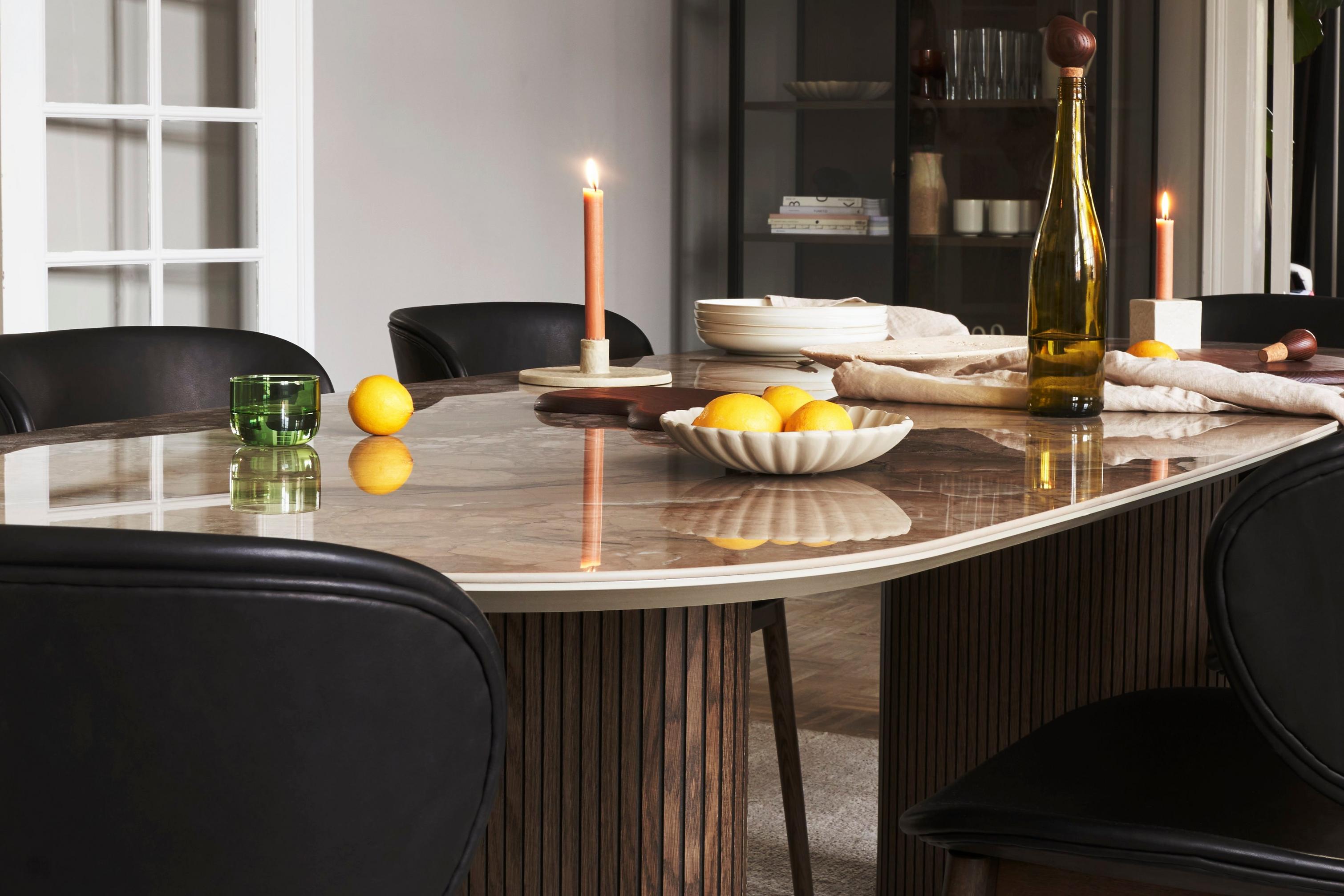 採用 Santiago 餐桌和 Hamilton 餐椅的精緻用餐室。