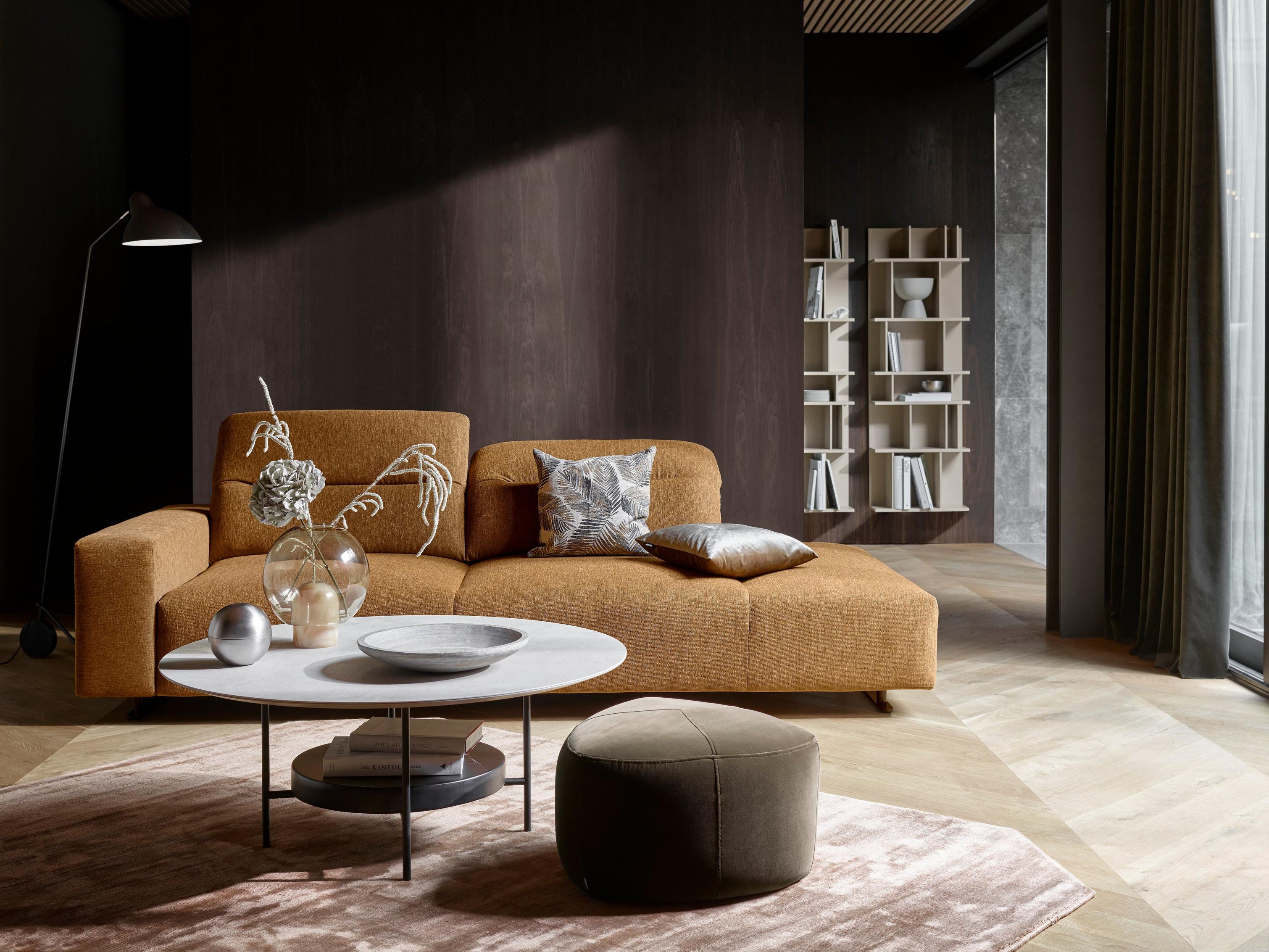 Sofá Hampton con respaldo ajustable y módulo lounge en el lado derecho, con almacenamiento y reposabrazos en el lado izquierdo en tela Bristol color mostaza. Junto a la mesa de centro Madrid.