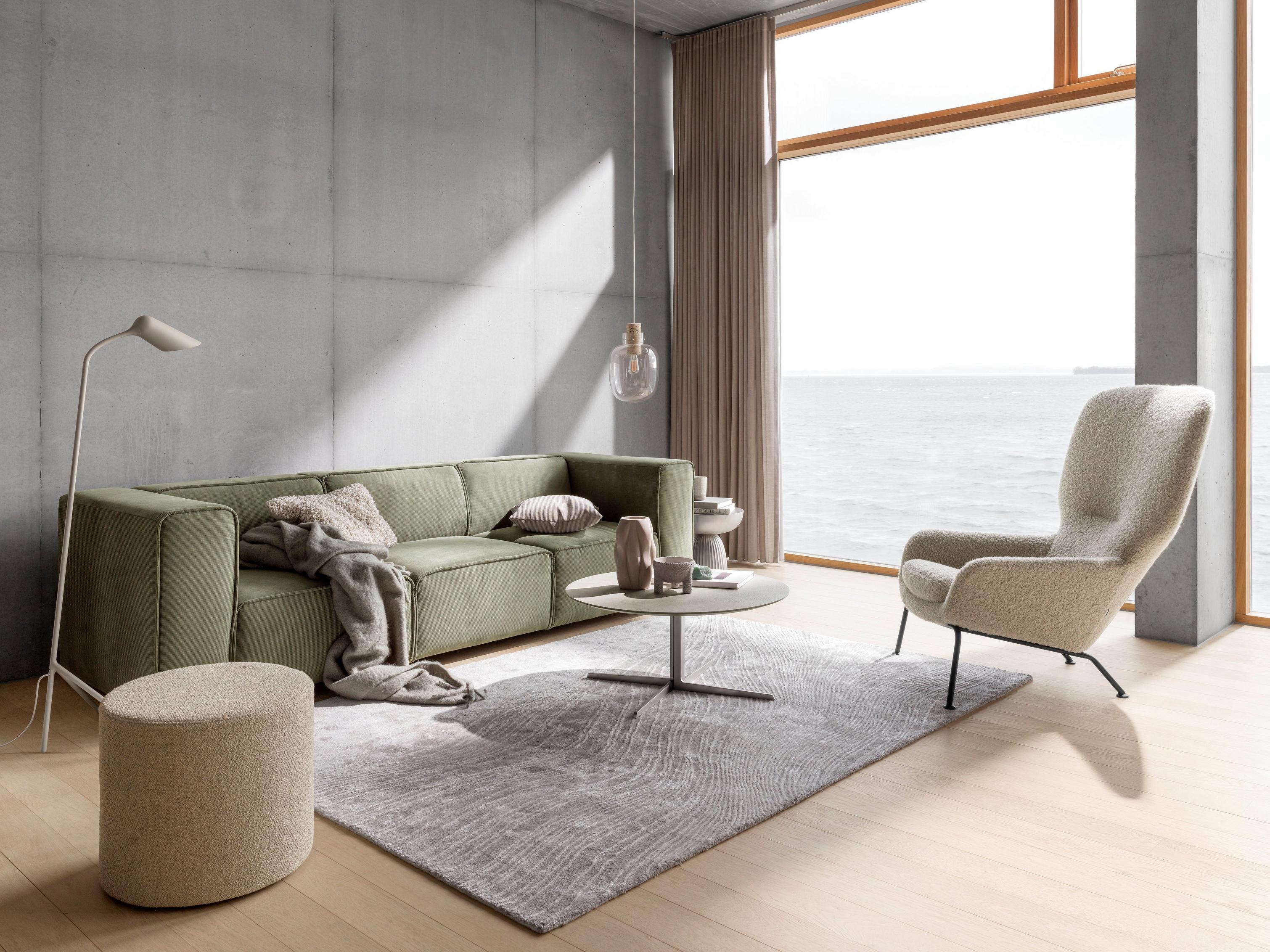 Carmo 沙發採用綠色 Skagen 布料，搭配 Sevilla 咖啡桌。
