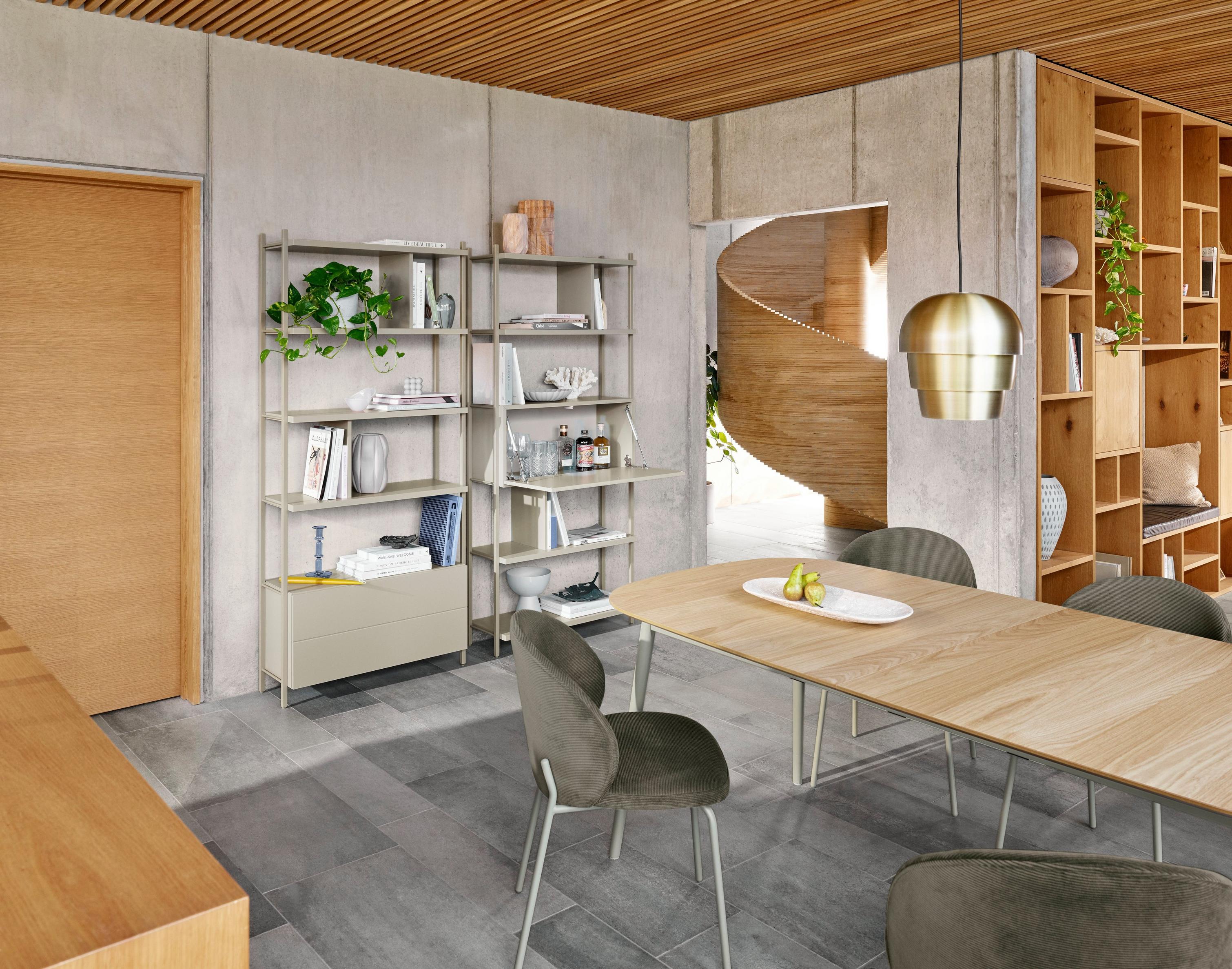 Une salle à manger au design biophilique avec la table de repas Kingston avec plateau supplémentaire en placage chêne naturel