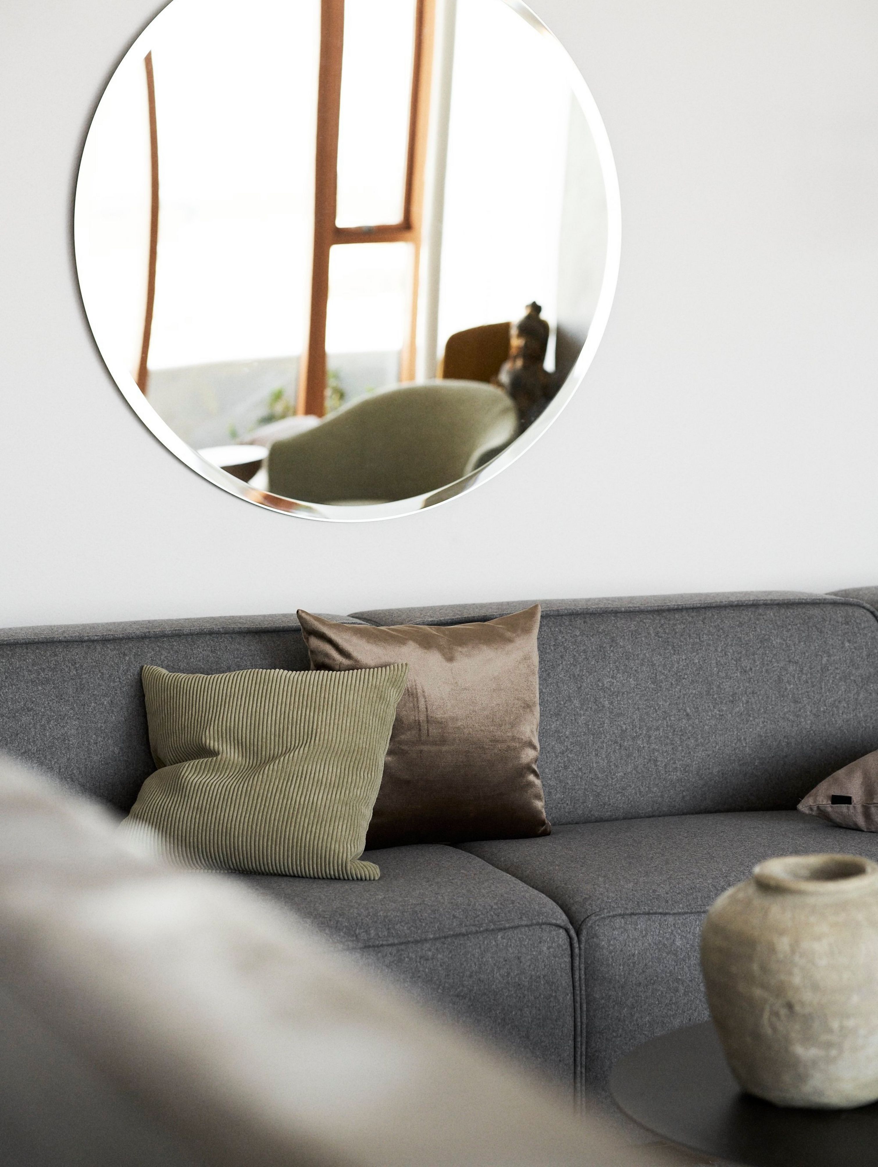 Sofa narożna Carmo z modułem wypoczynkowym tapicerowana szarą tkaniną Tomelilla