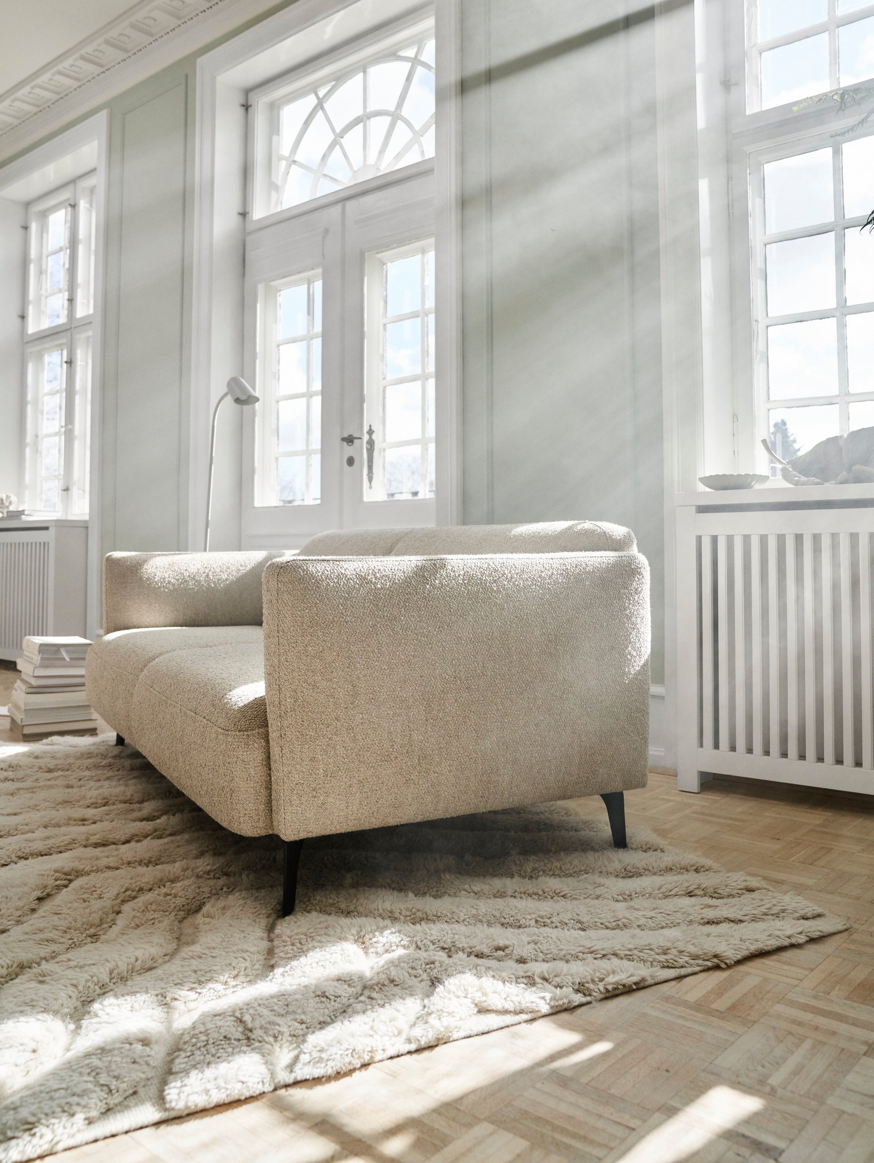 Modena soffa i ett vackert solbelyst skandinaviskt inspirerat rum.