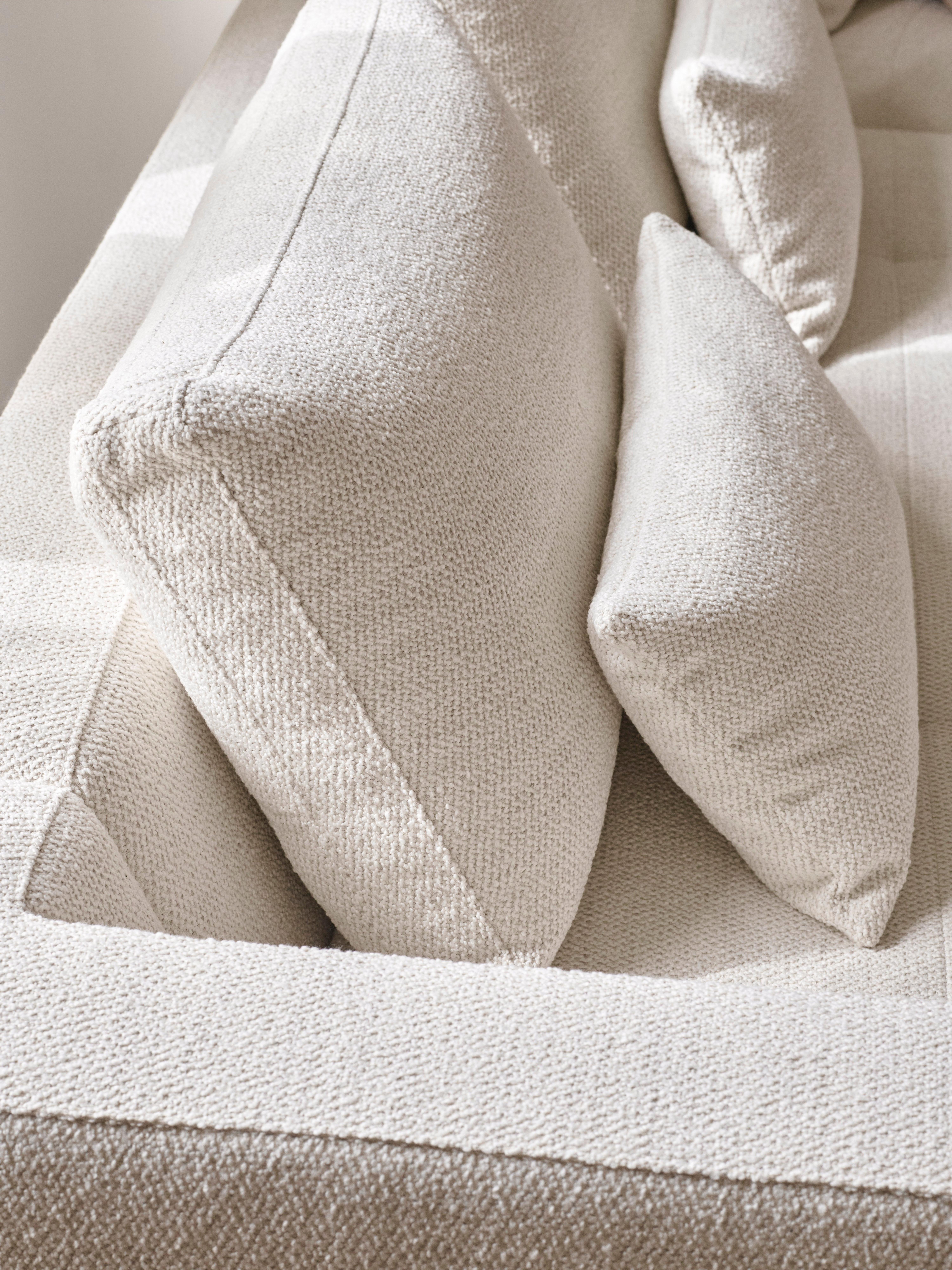 Bergamo 装饰靠垫，选用了白色 Lazio 面料