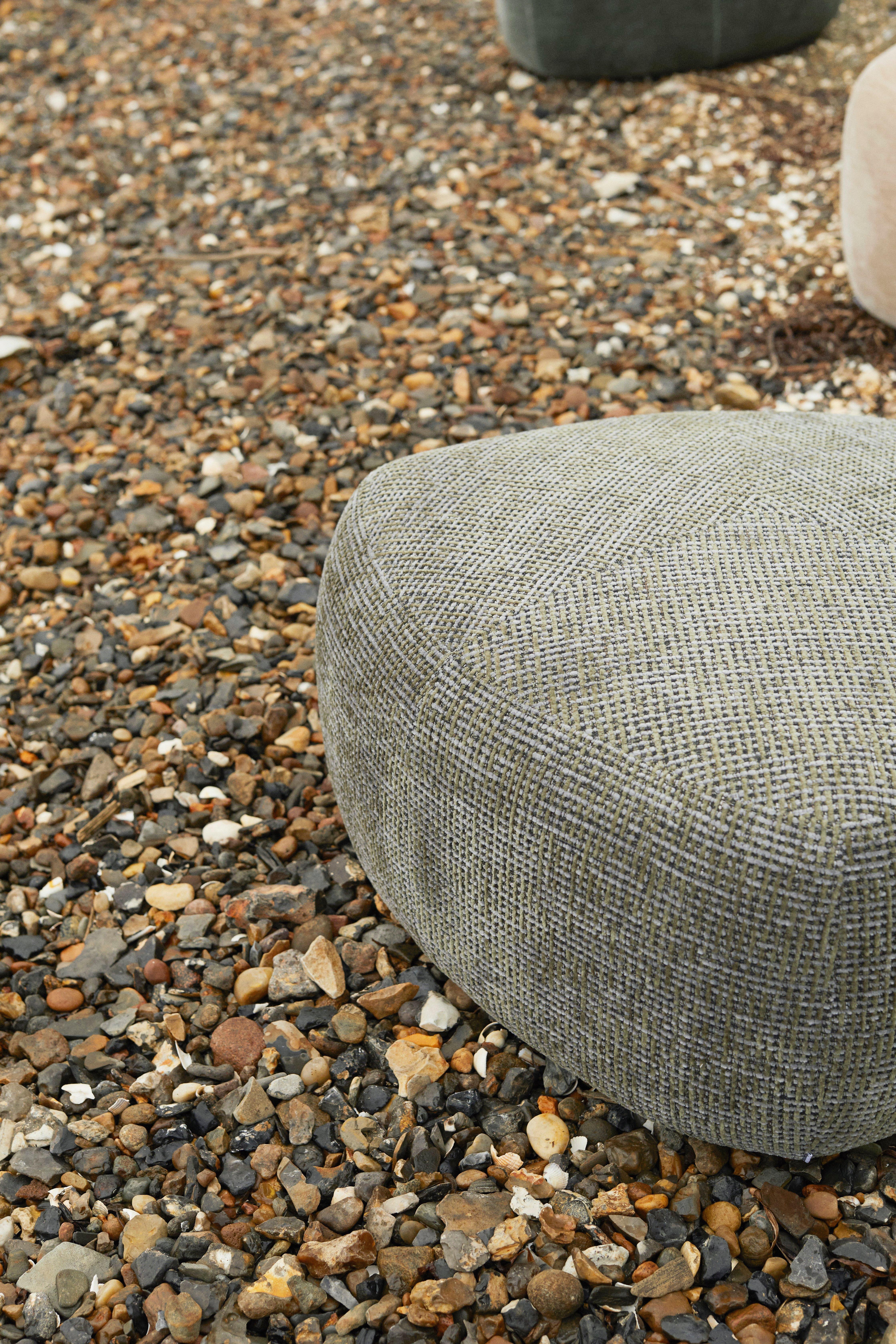 Bermuda 腳凳置於戶外。