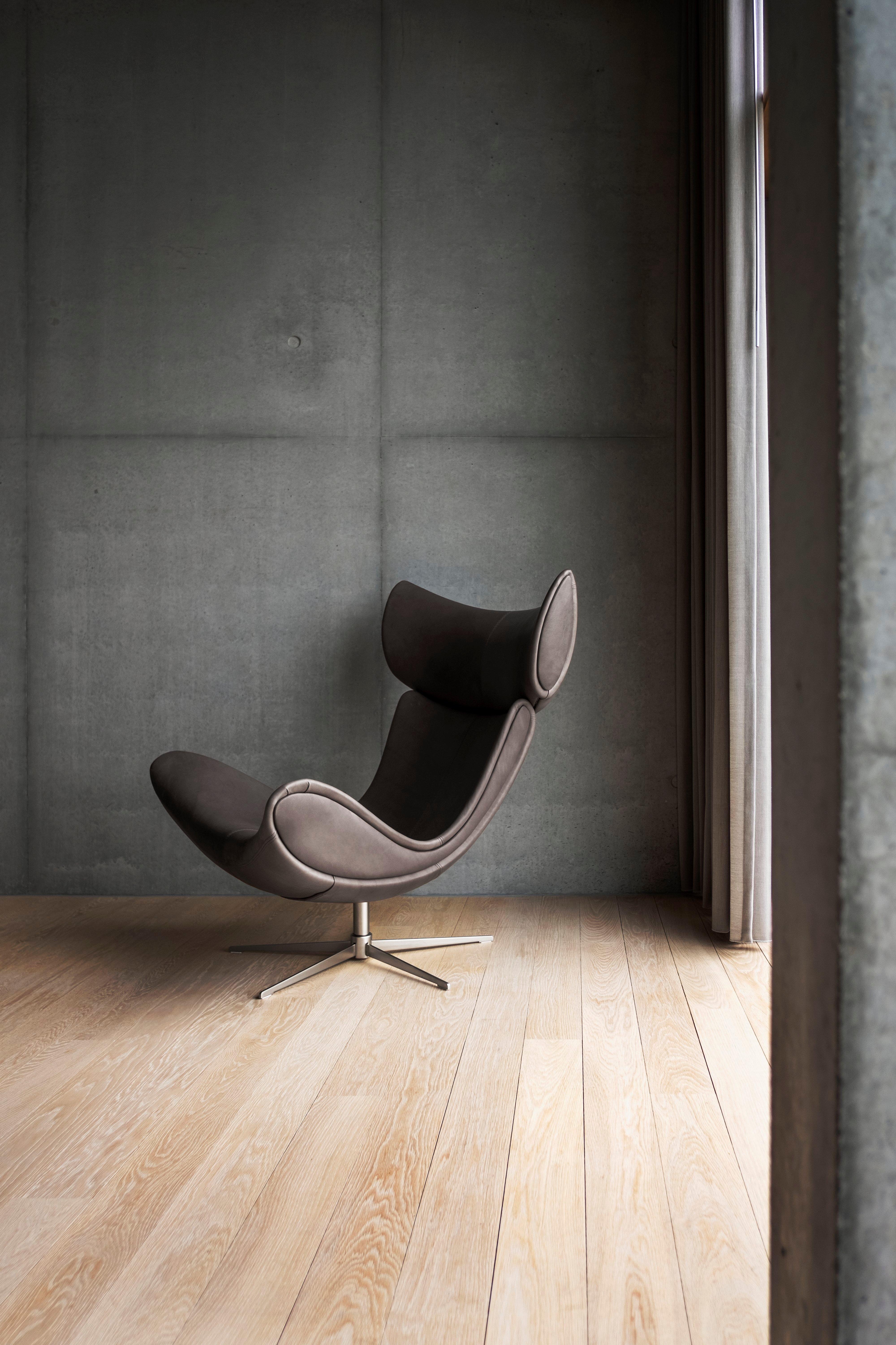 Imola chair with swivel function in leather