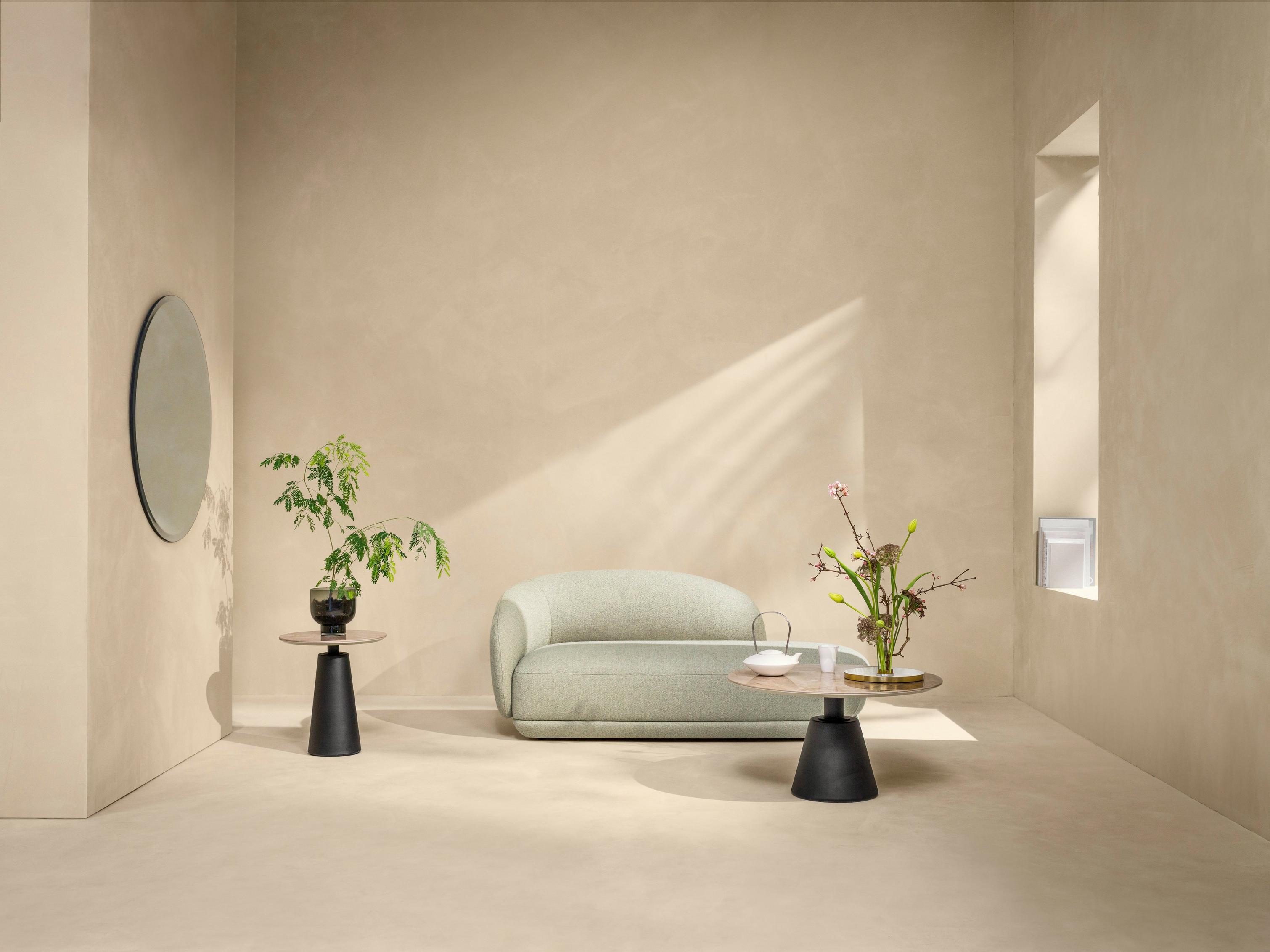 Elegante sala con chaise longue Bolzano en tela Lazio verde claro.