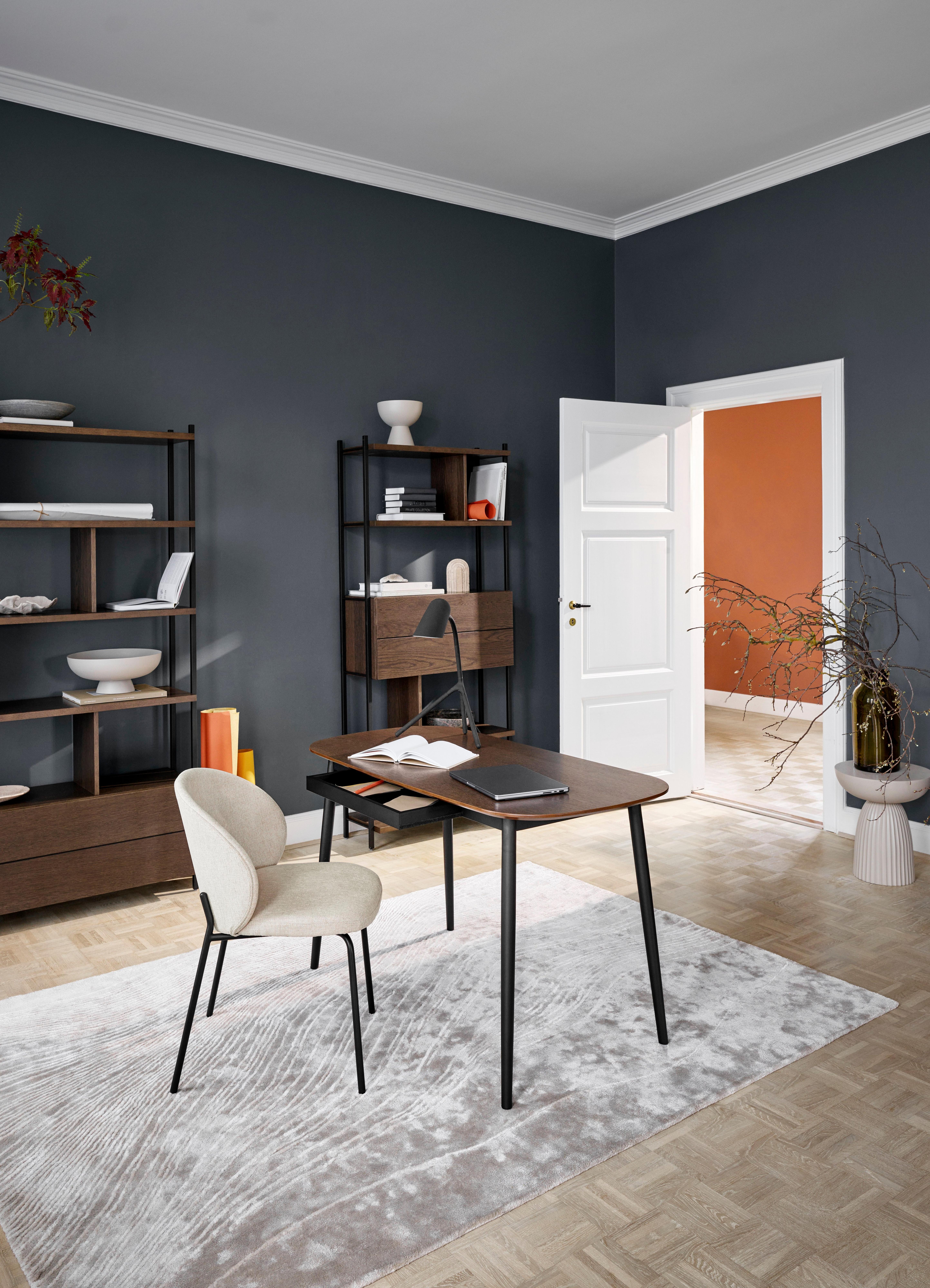 Elegantes Home Office mit dem Kingston Schreibtisch und Calgary Aufbewahrungsmodul.