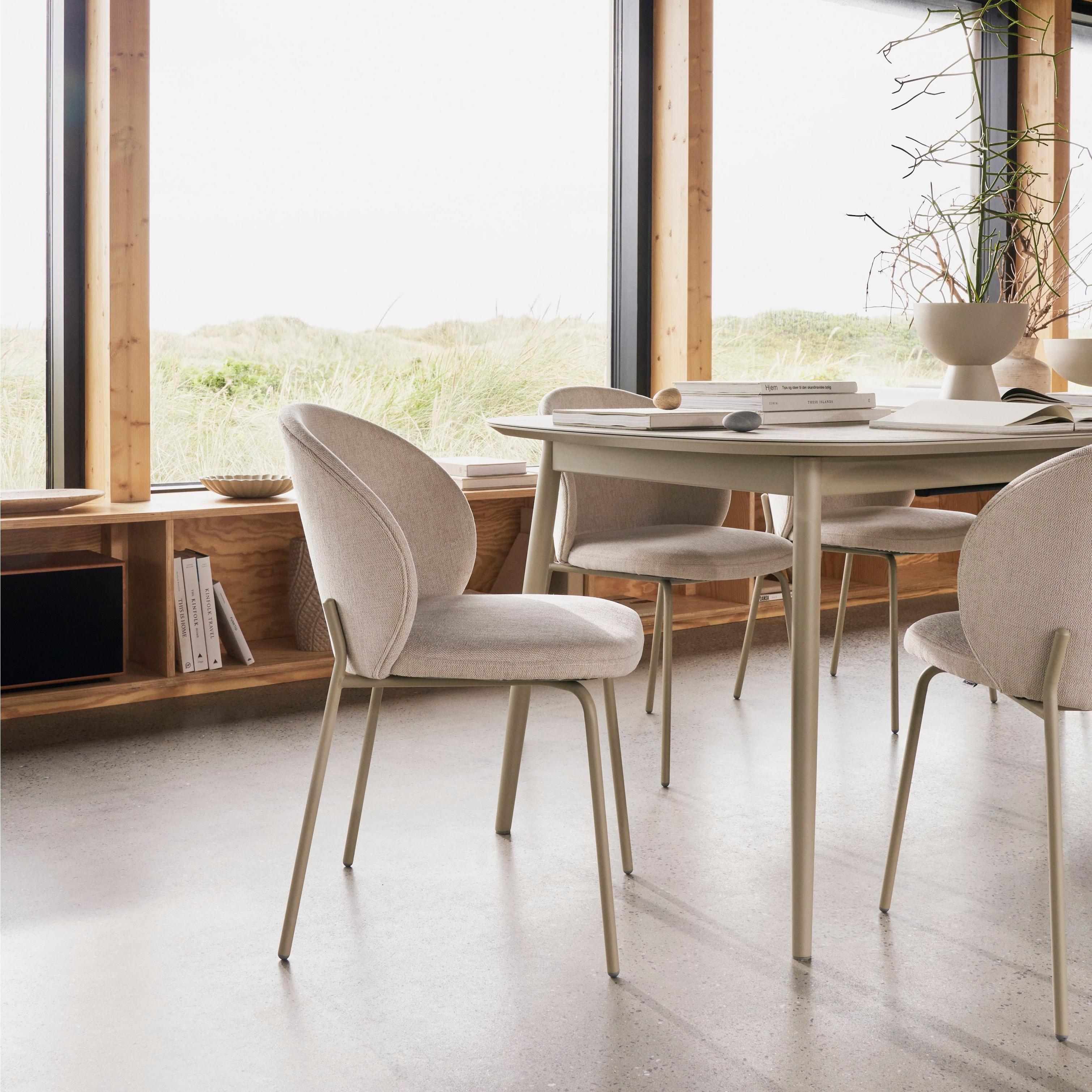 Moderní prosluněná jídelna s jídelním stolem Kingston a jídelními židlemi Princeton.