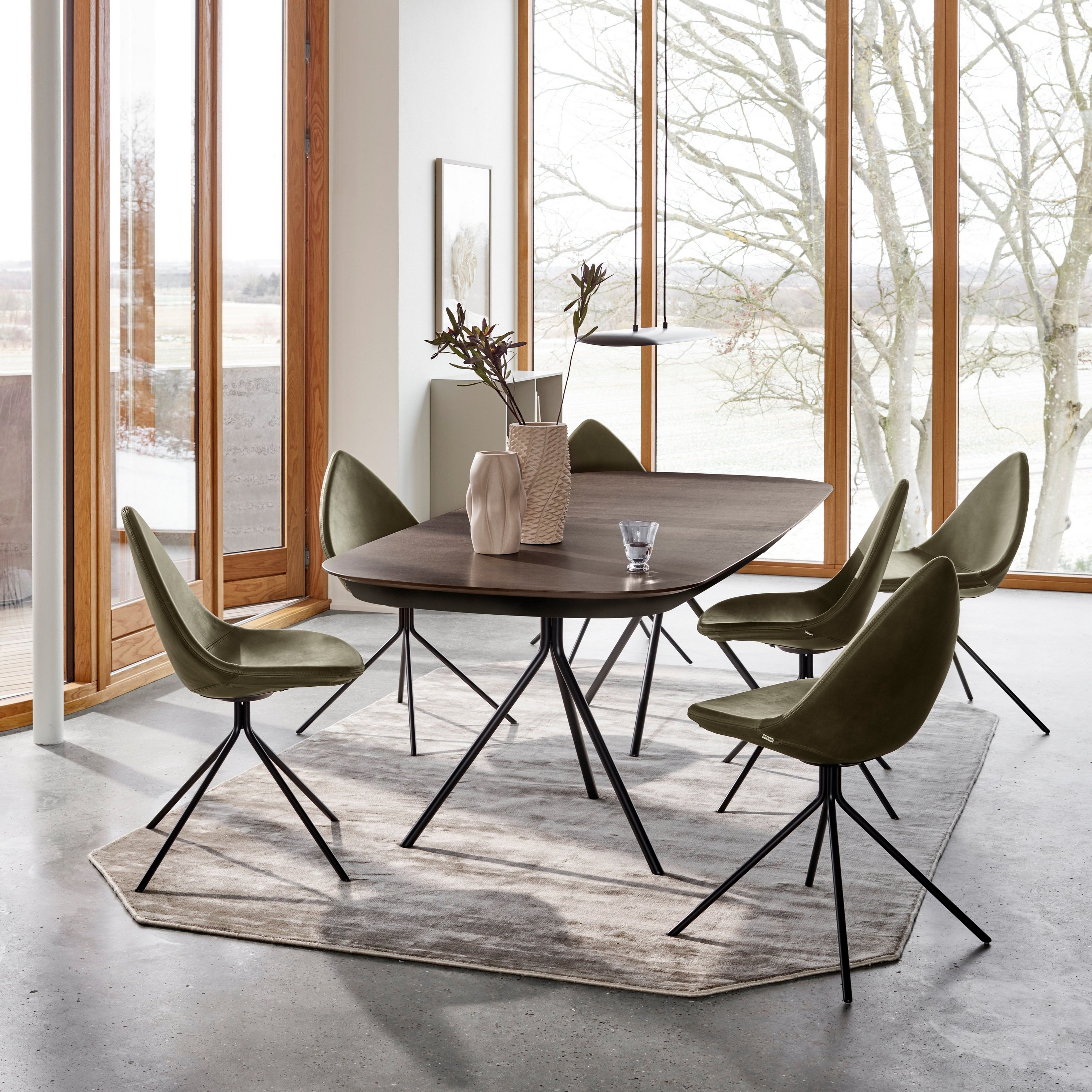 玻璃起居室中用深色橡木貼面 Ottawa 餐桌搭配橄欖綠 York  皮革 Ottawa 椅