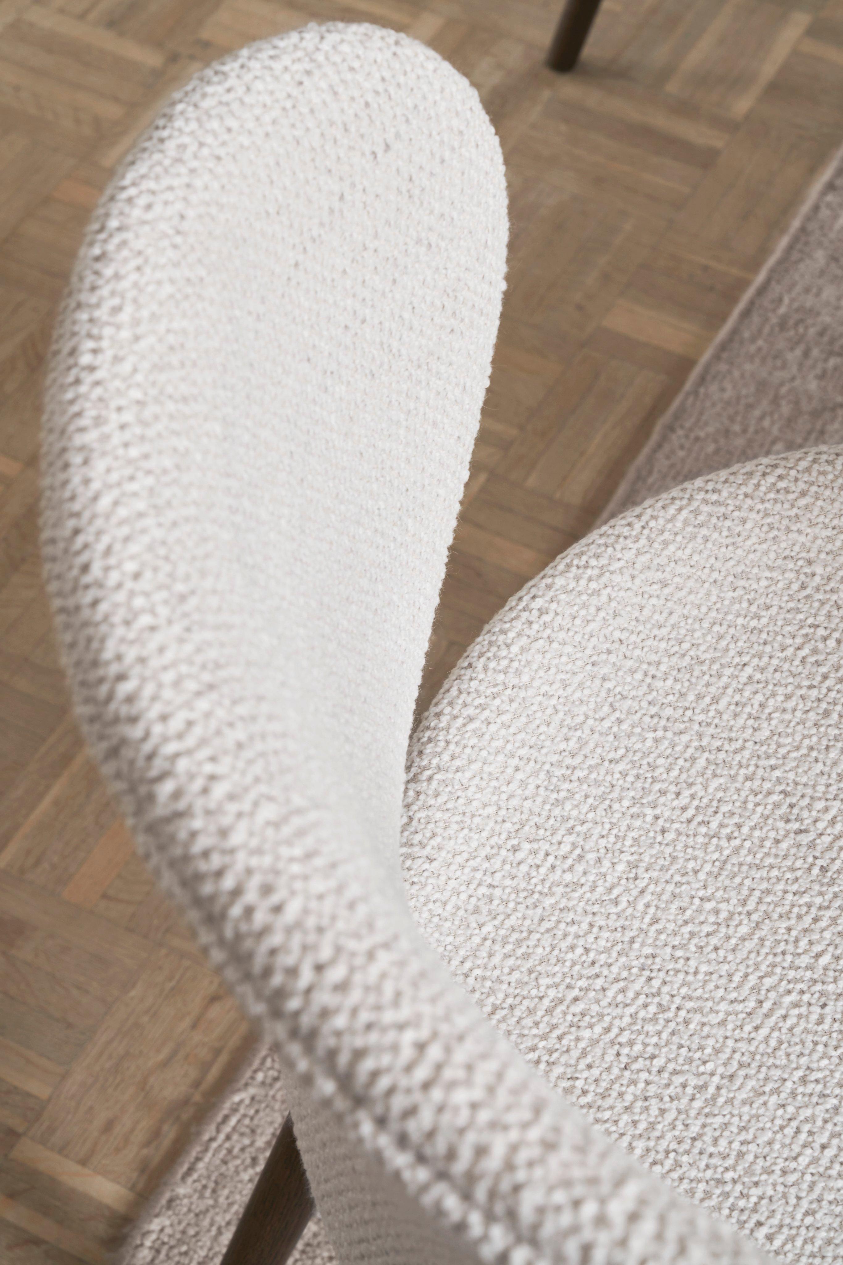 ホワイトのLazio ファブリックを使ったHamilton チェアのクローズアップ