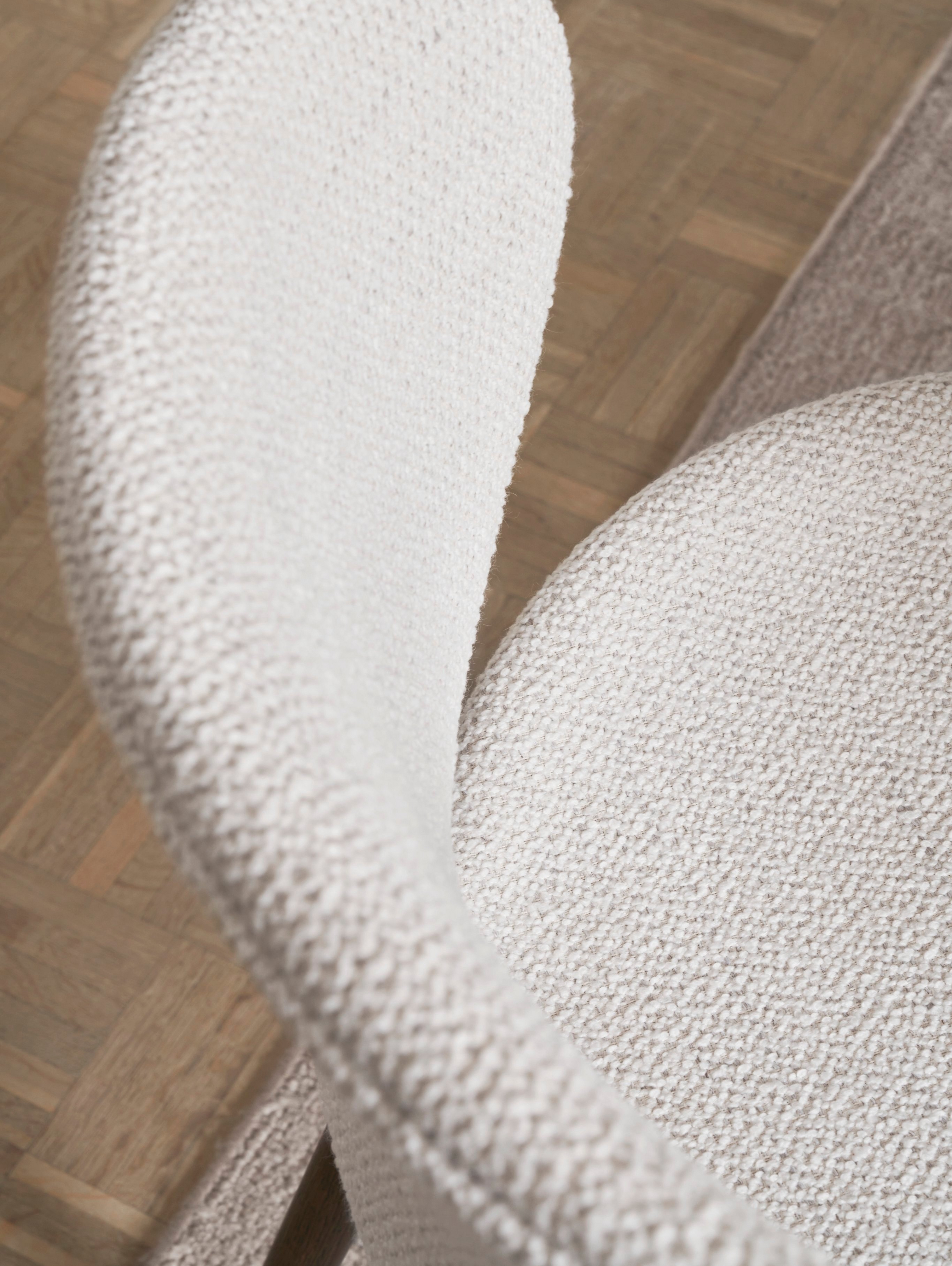 Bliższe spojrzenie na krzesła Hamilton tapicerowane białą tkaniną Lazio