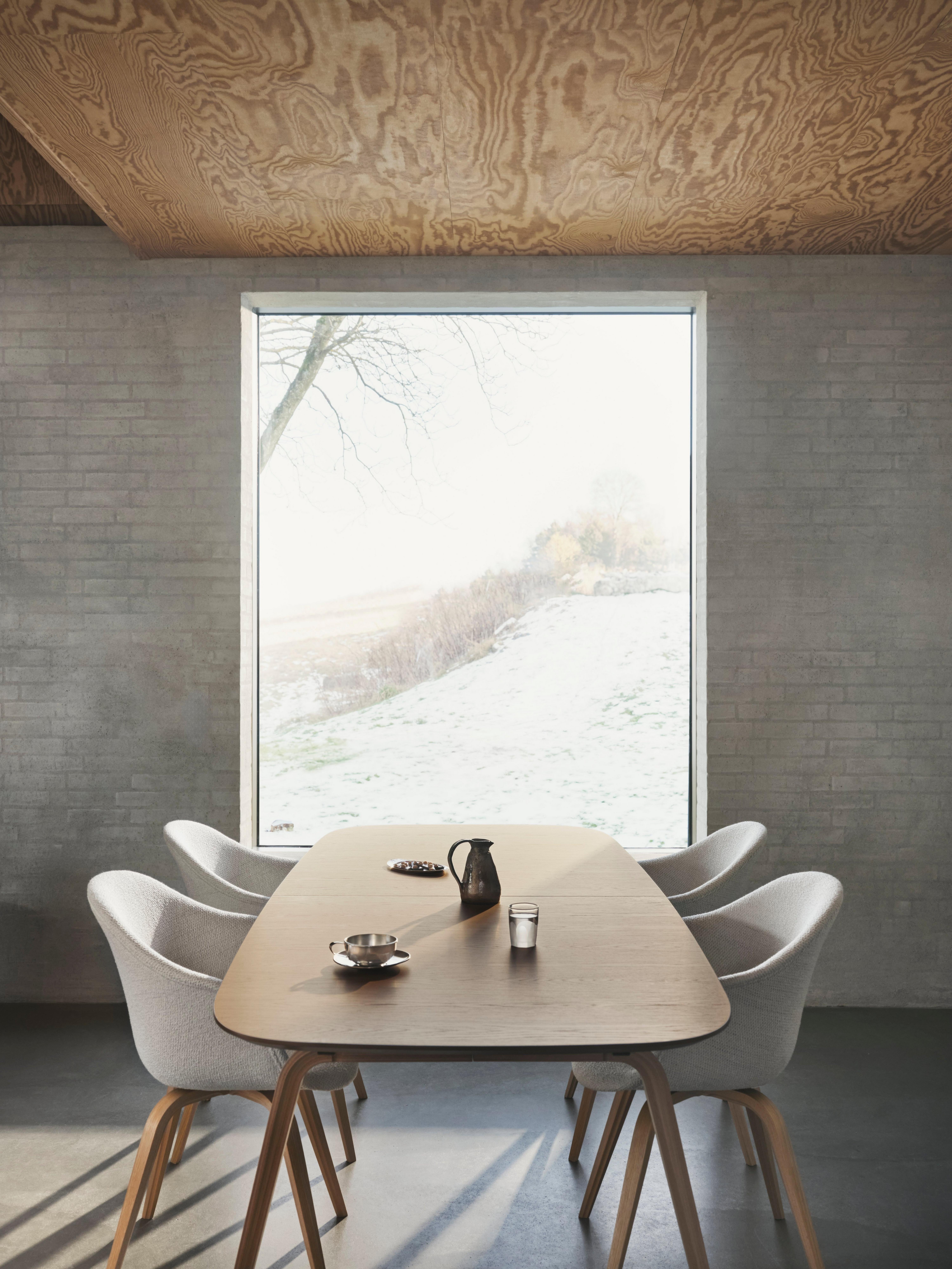 Santiago ダイニングテーブルを配置した、温かみのある居心地の良いダイニングルーム。