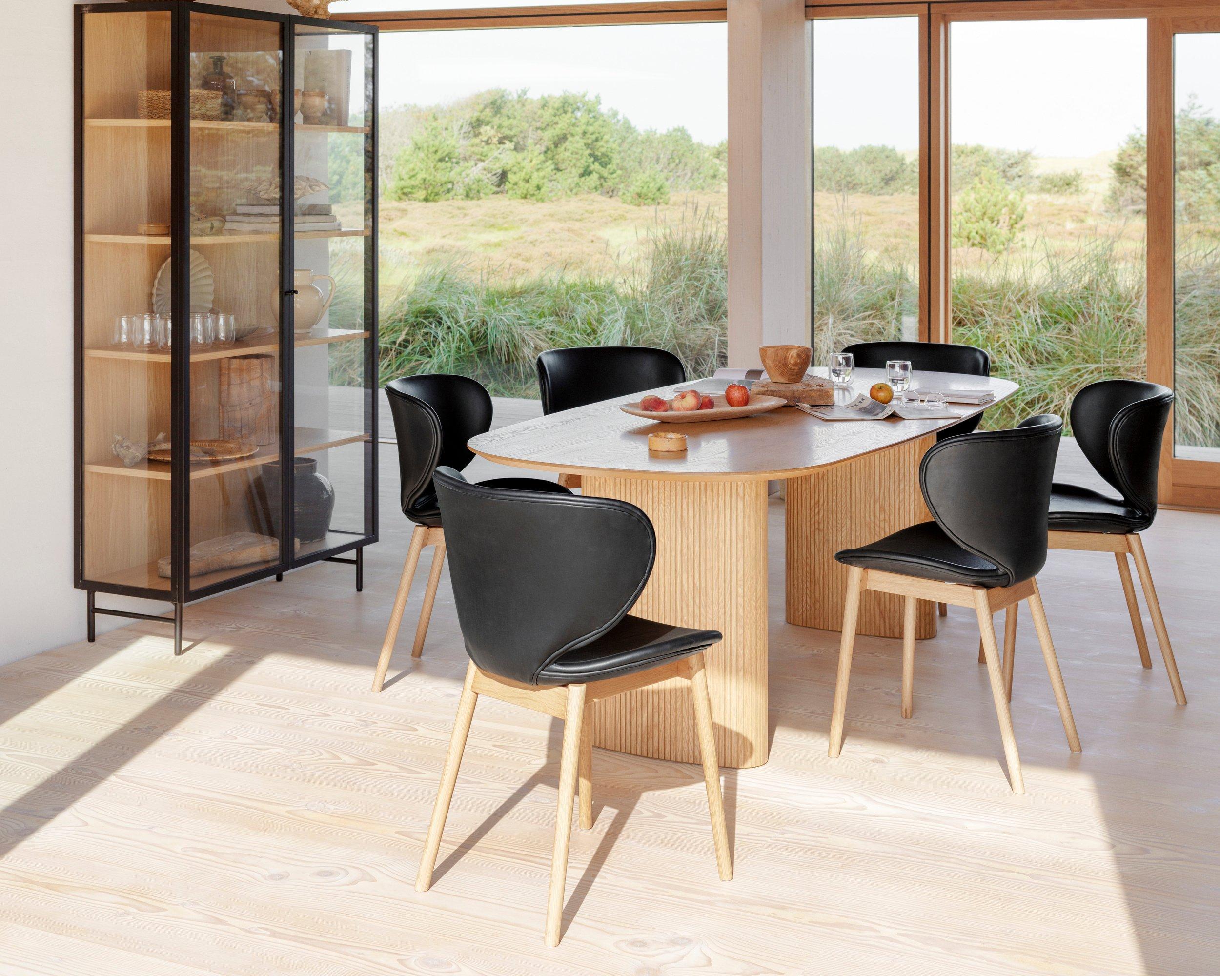 Une salle à manger contemporaine style « bord de mer » avec la table de repas Santiago et les chaises Hamilton.