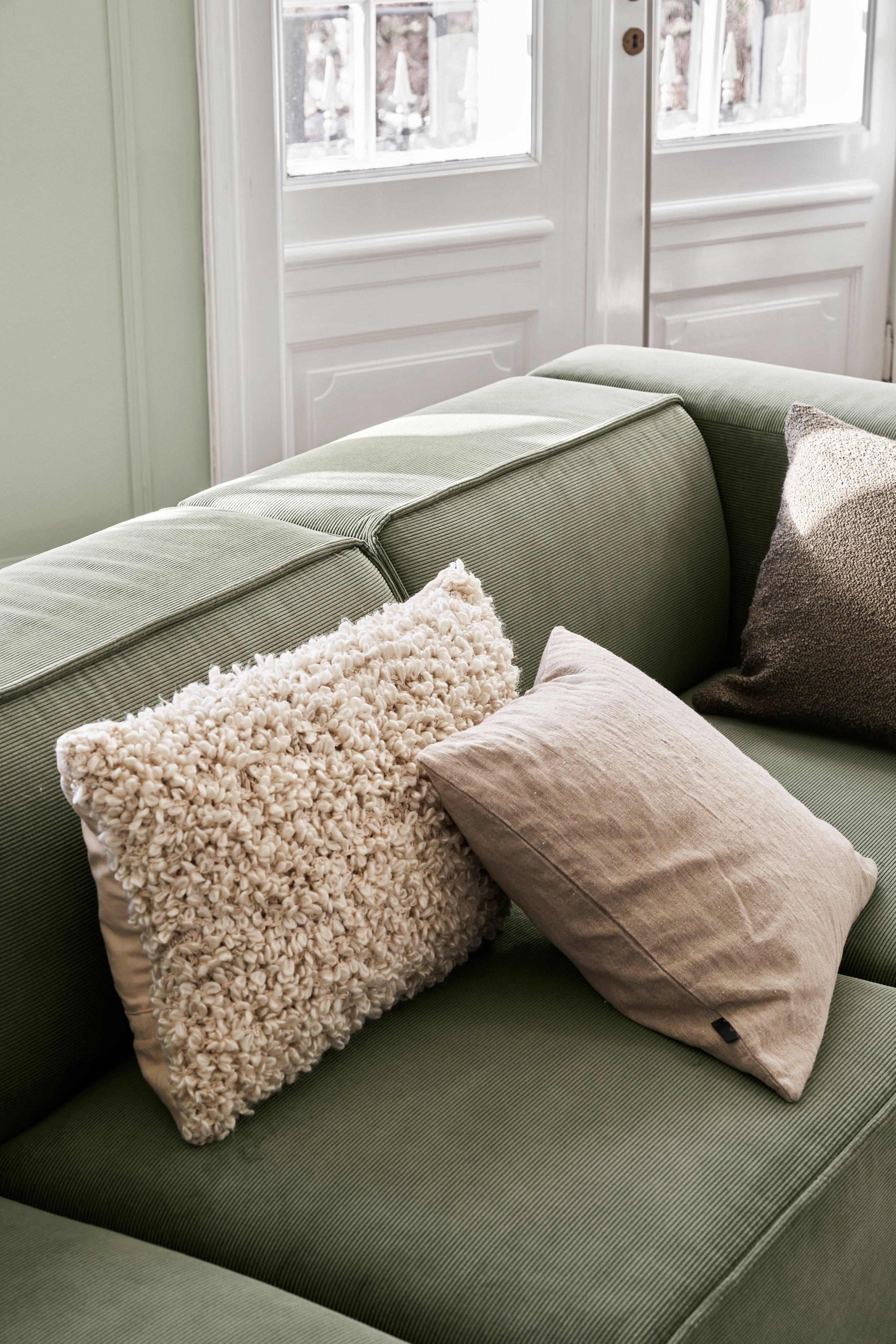 Carmo 沙發搭配一些靠墊和枕頭。