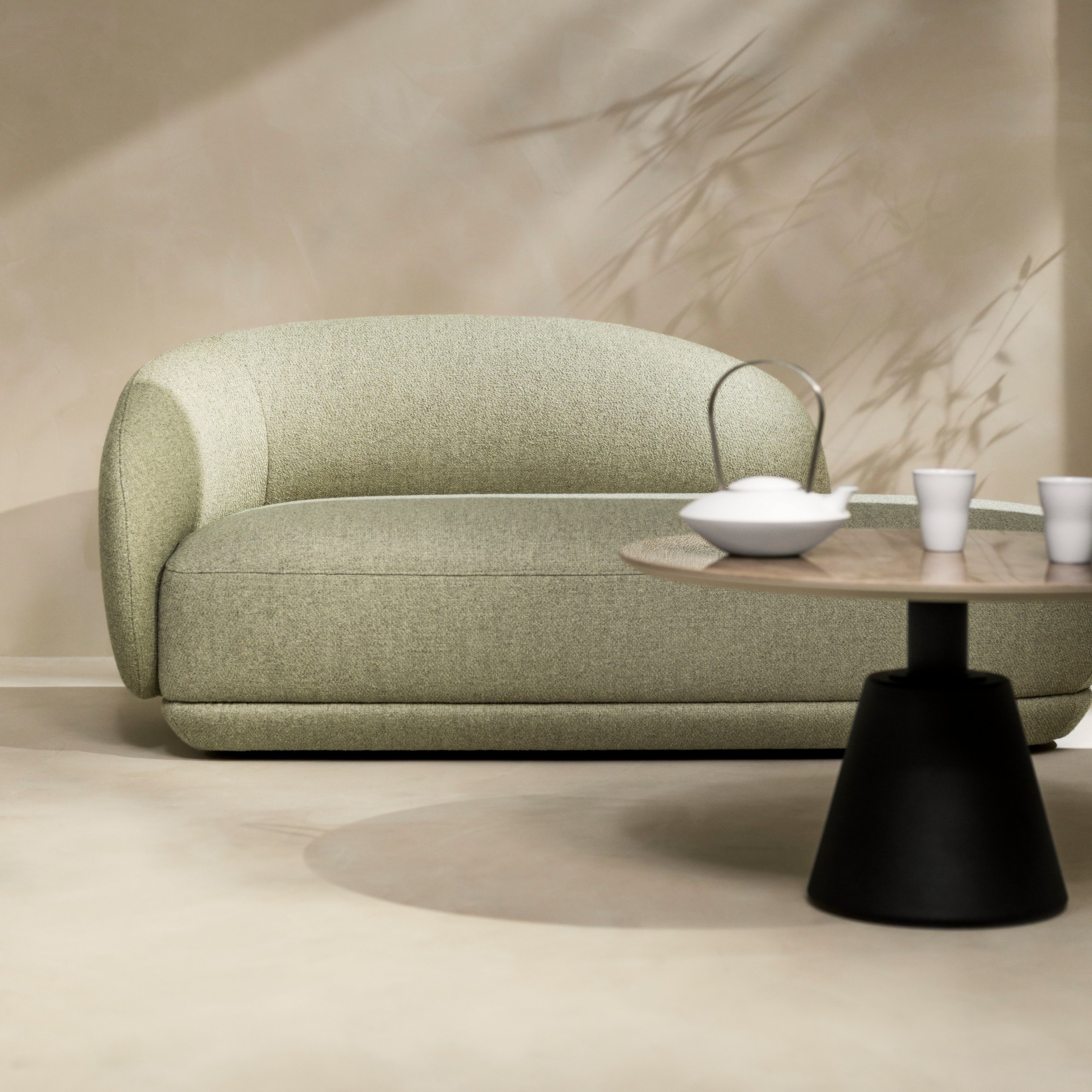 Un salon paisible avec la chaise longue Bolzano en tissu Lazio vert clair