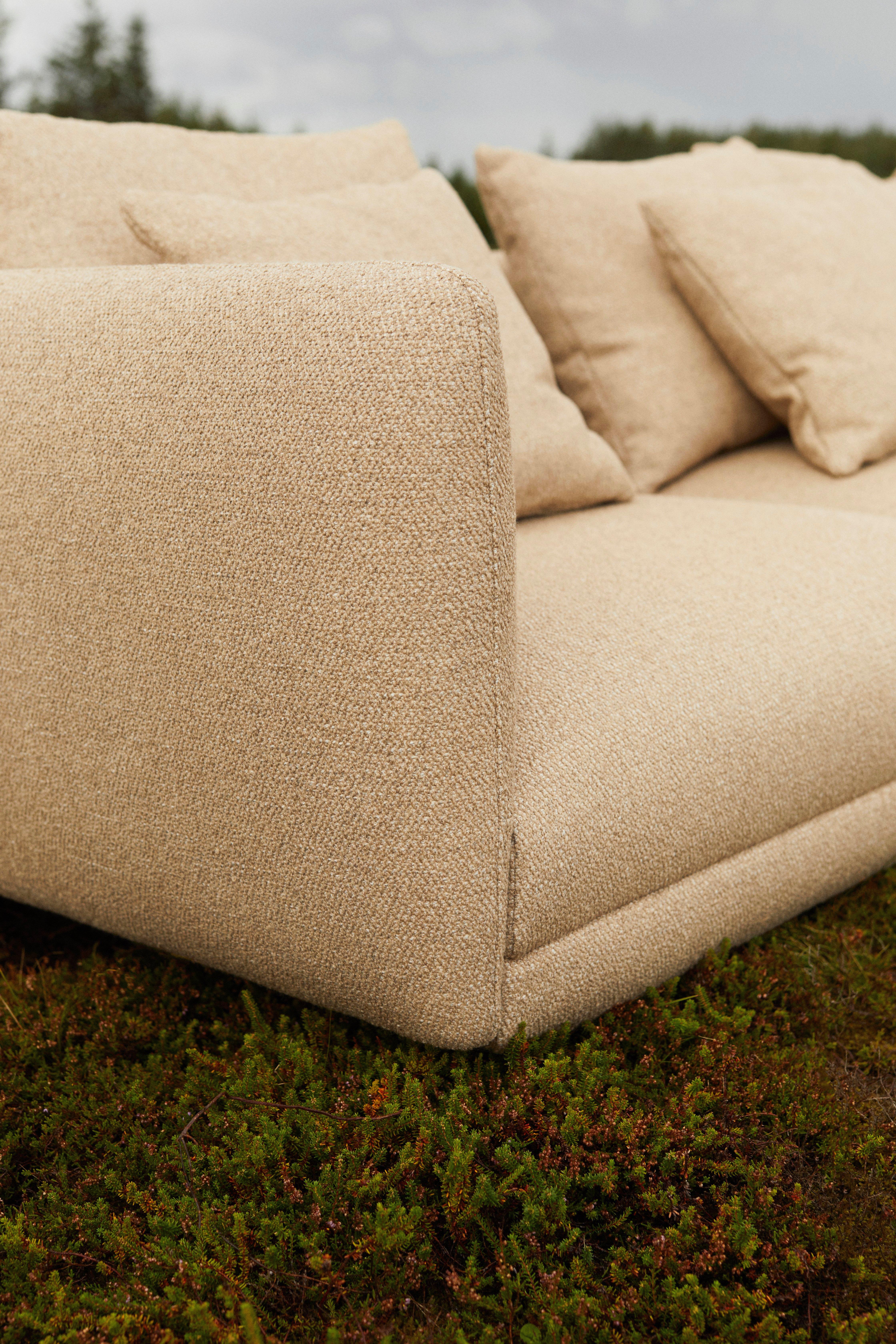 Napfényes kültér Salamanca kanapéval.