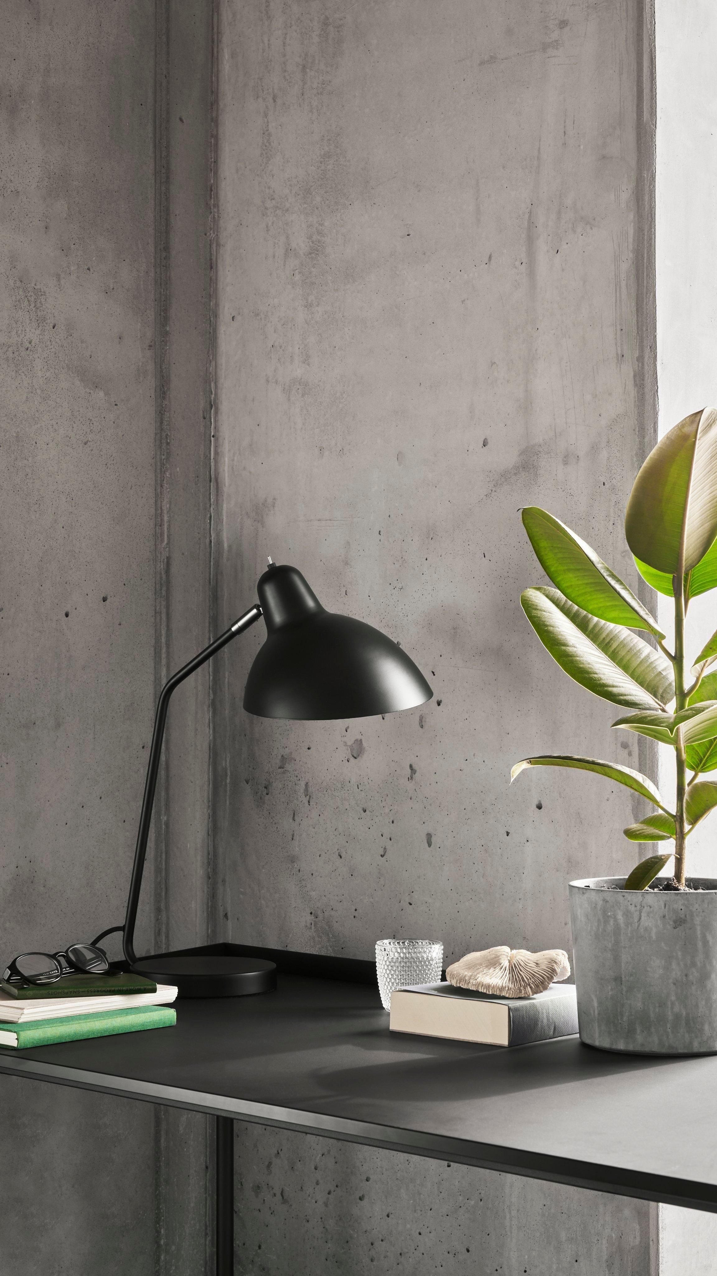 Lyst hjørne til hjemmekontoret indrettet med Demand bordlampe.