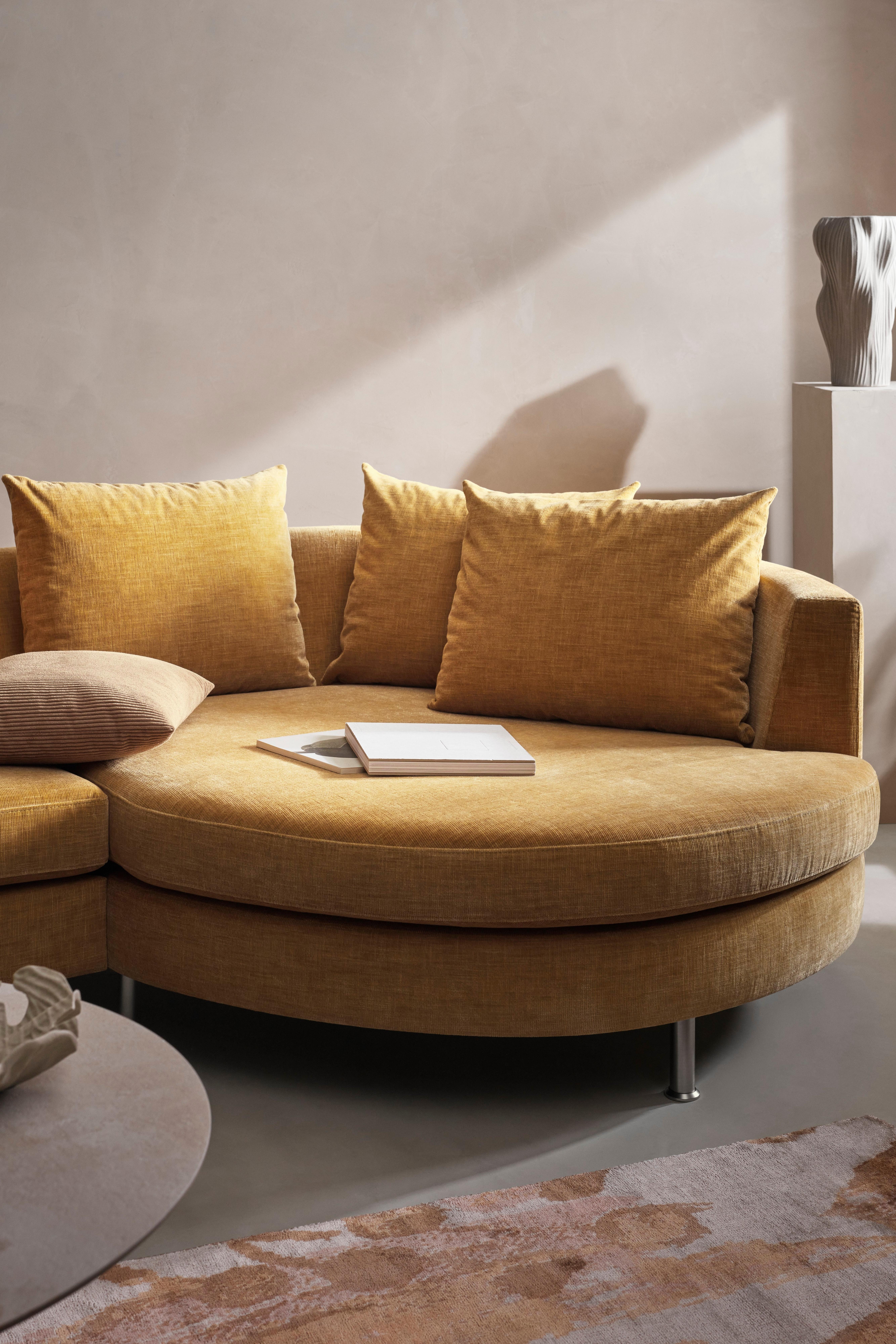 El módulo de descanso redondo del sofá Indivi es perfecto para relajarse después de un día de trabajo.