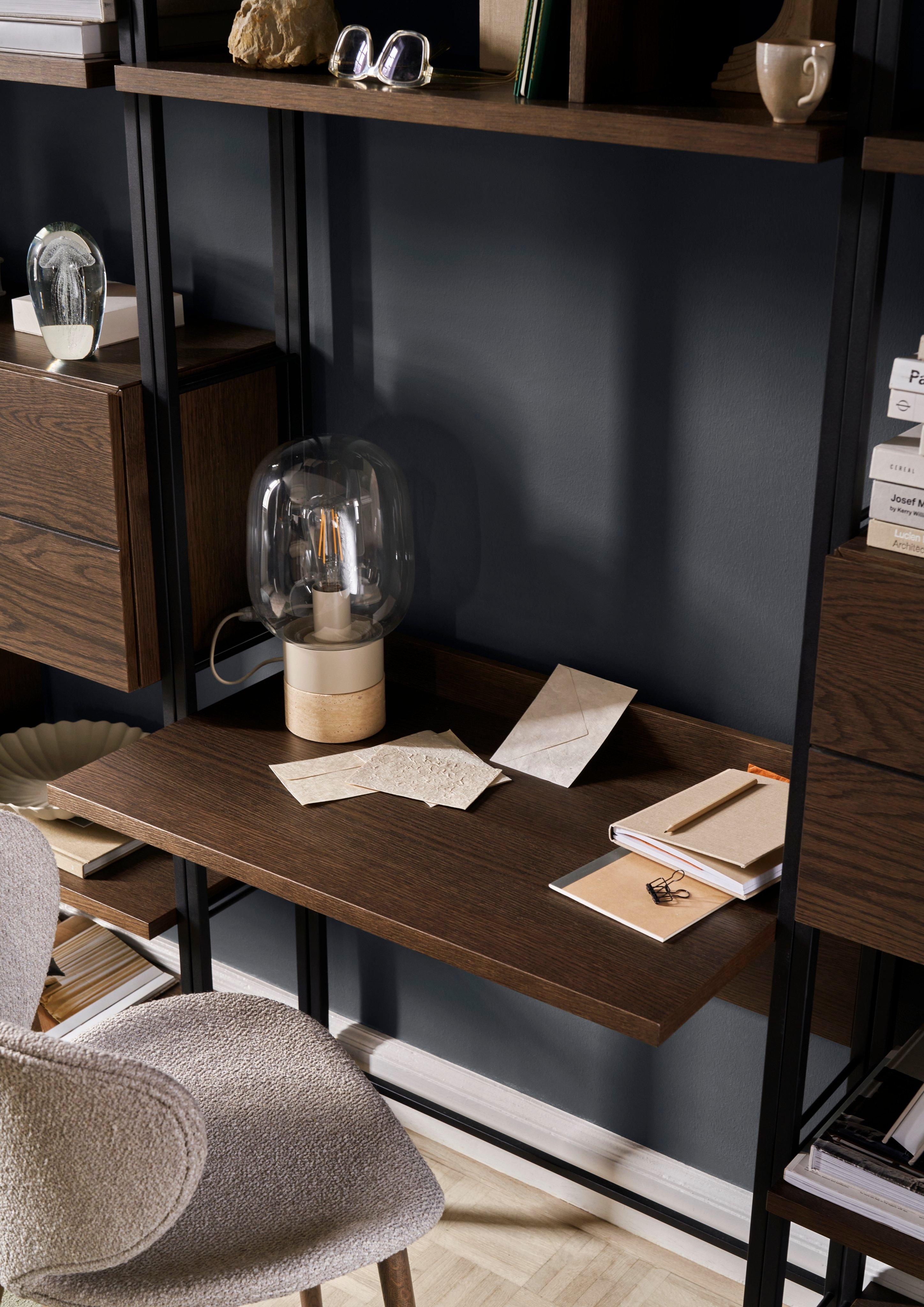 Gros plan sur le poste de travail intégré au système de rangement Calgary.