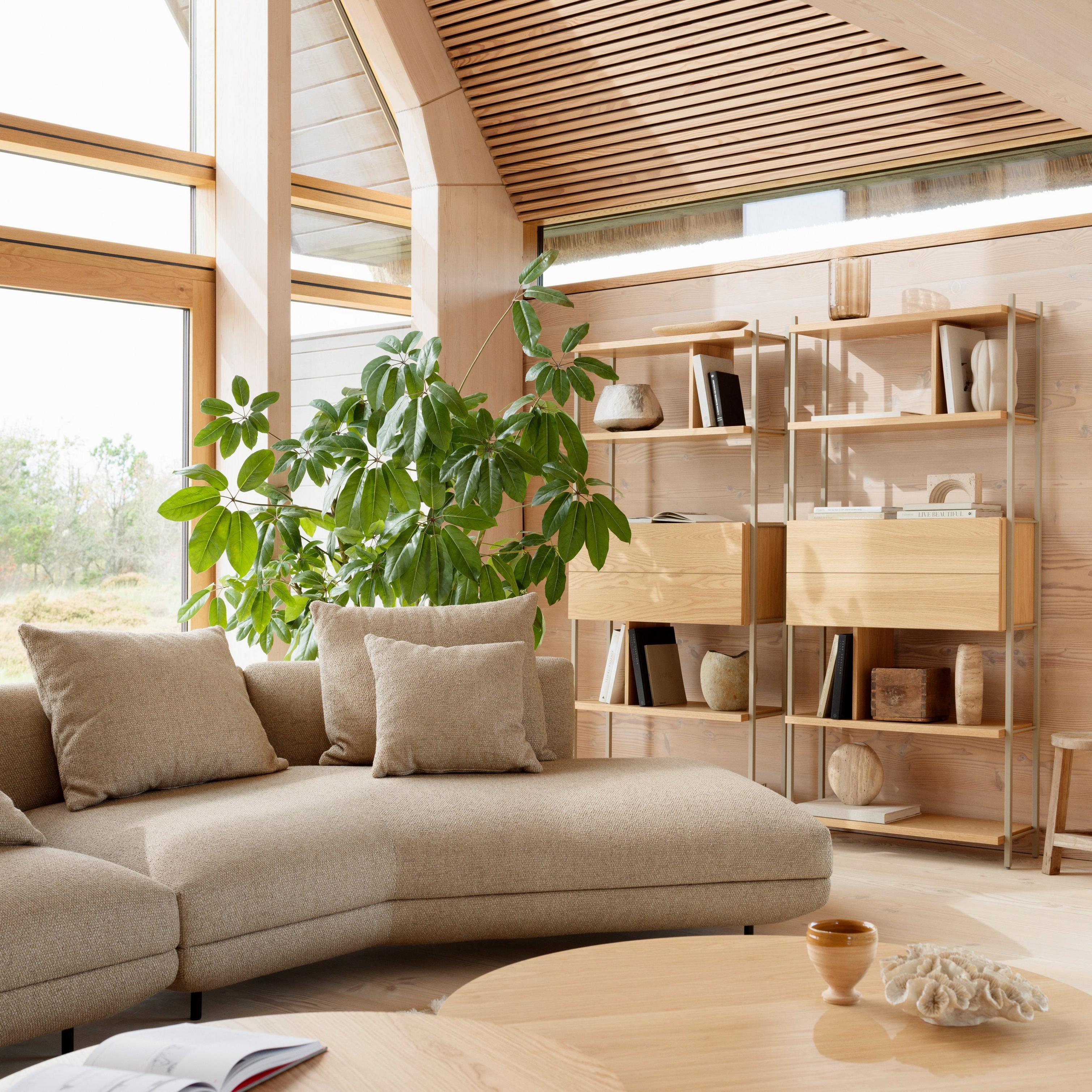 Moderna sala inspirada en la naturaleza con sofá Salamanca tapizado en tela Lazio marrón.